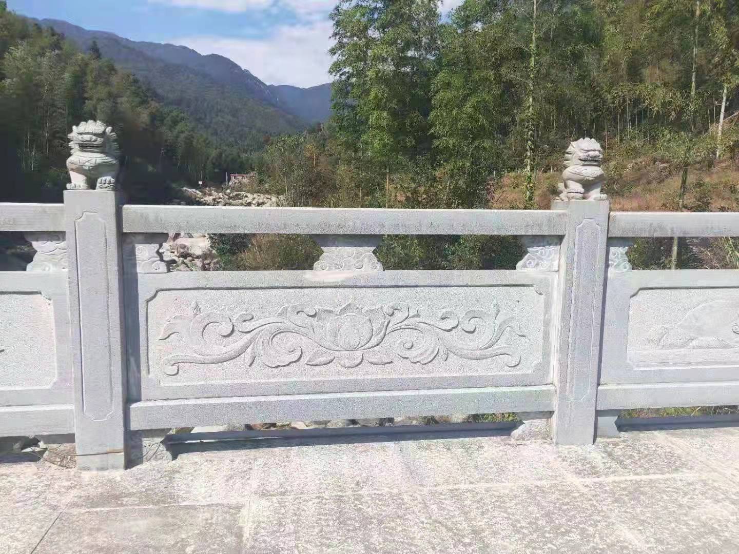 福建芝麻白石雕欄桿-花崗巖白麻石材欄桿-河道石材護(hù)欄-億眾石業(yè)