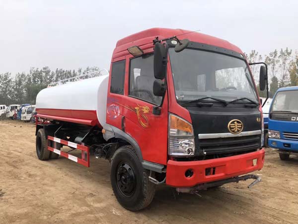 霧炮灑水車多少錢、生產(chǎn)廠家、生產(chǎn)商、廠商【濟(jì)寧新潔環(huán)衛(wèi)設(shè)備有限公司】