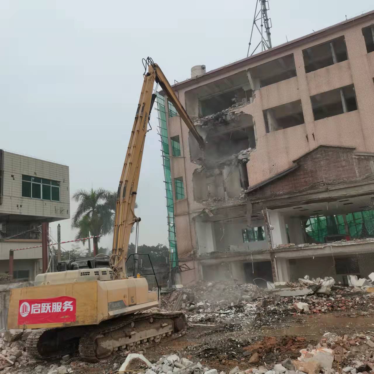 南海公寓拆除施工-報(bào)價(jià)熱線-電話（明創(chuàng)挖機(jī)拆除有限公司）
