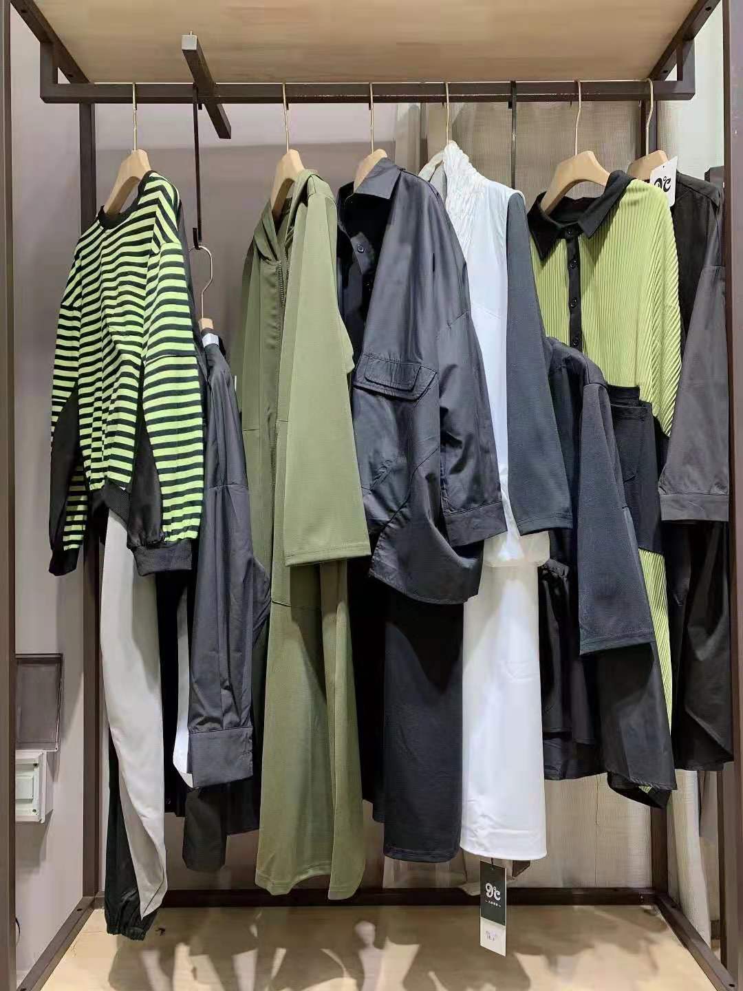意大利品牌 九度花絮秋冬女裝折扣尾貨庫存批發(fā)渠道