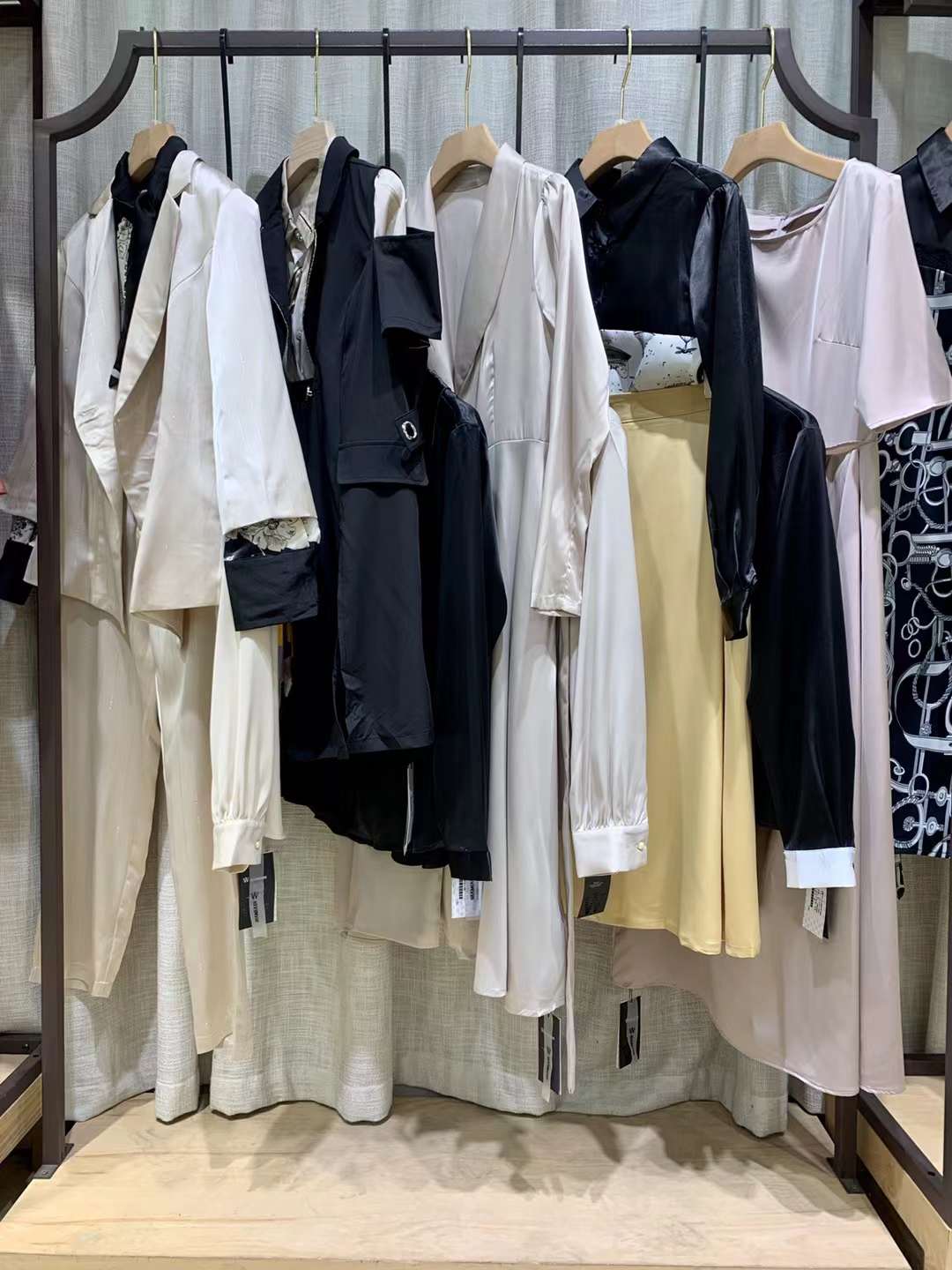 大 牌女裝艾阿瑪尼2022春正品女裝折扣尾貨庫(kù)存打包批發(fā)