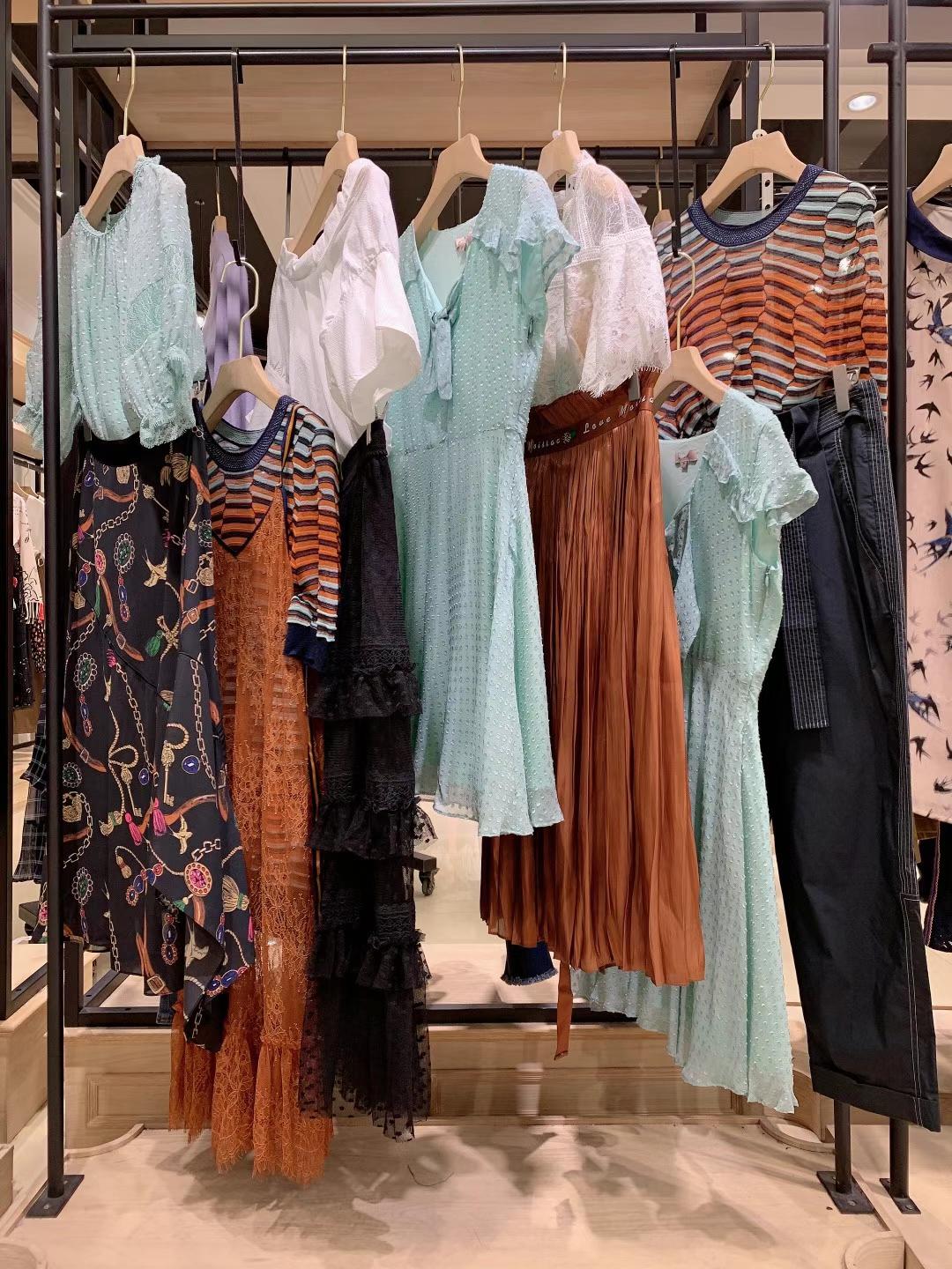 時尚品牌摩薩克2022夏精 品女裝店進貨一手貨源批發(fā) 女裝品牌折扣批發(fā)