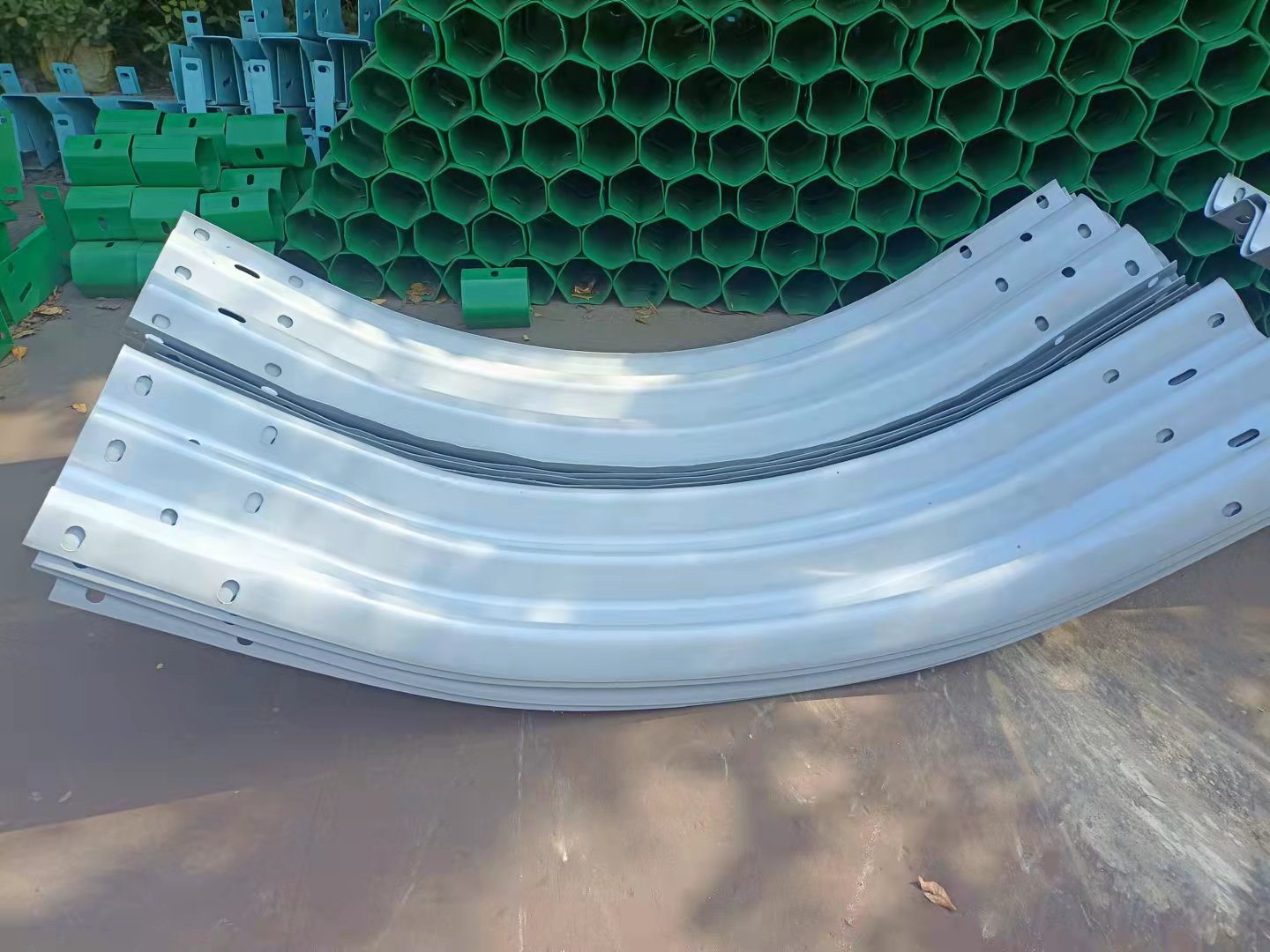 兩波噴塑波形護(hù)欄-廠家-價(jià)格