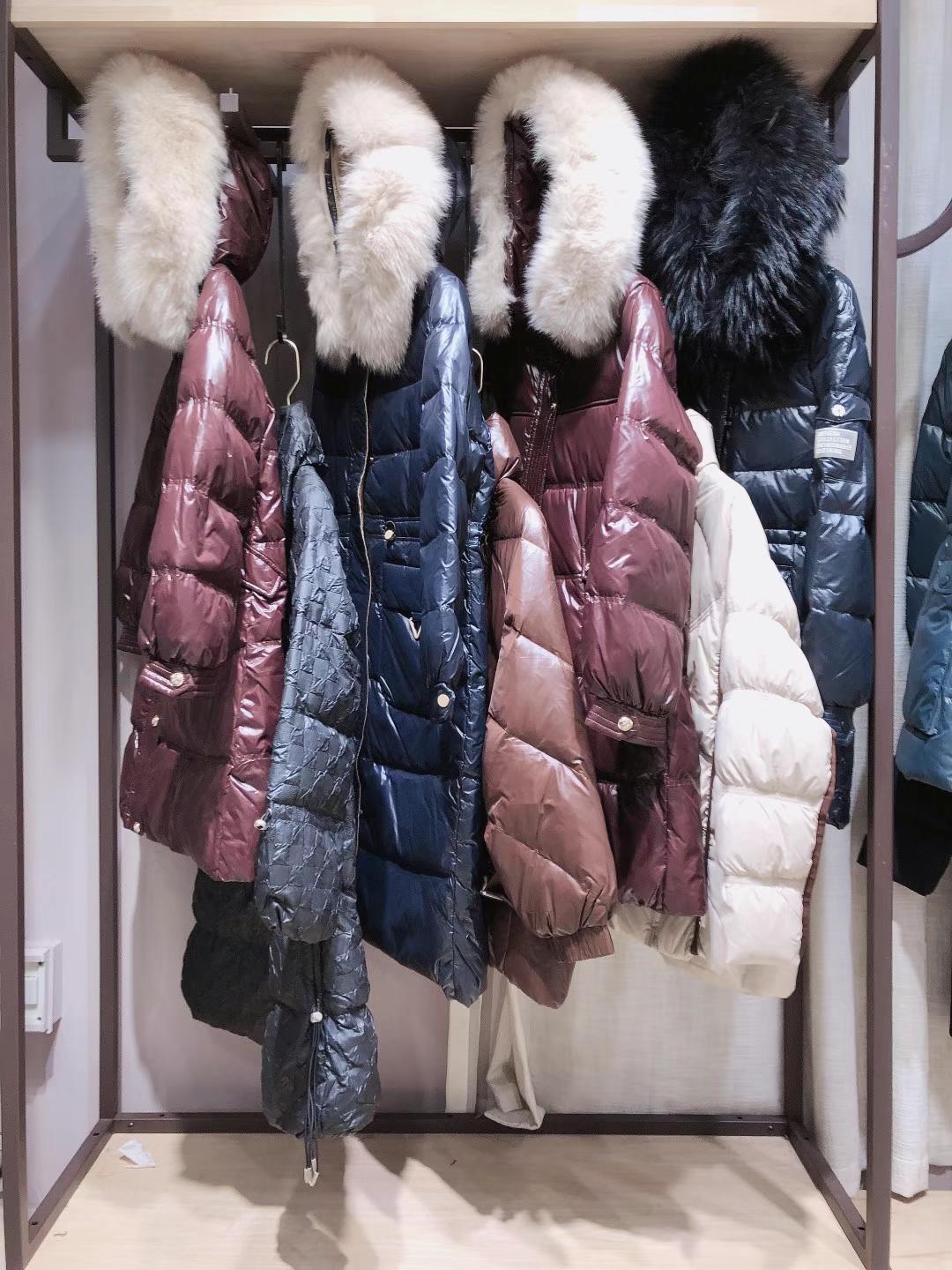 供應品牌折扣批發(fā)哥芙妮羽絨服2021冬淘寶直播貨源供應商 品牌折扣女裝衣服批發(fā)