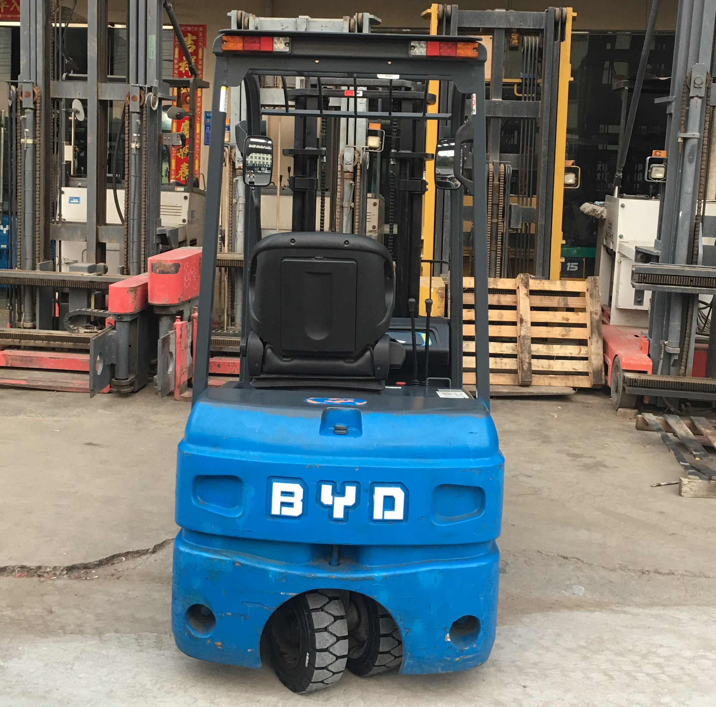 二手CPD18S1.8噸比亞迪鋰電池叉車