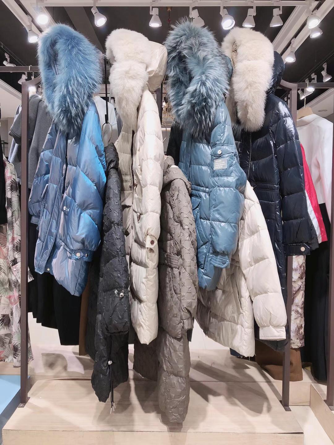 供應品牌折扣批發(fā)哥芙妮羽絨服2021冬淘寶直播貨源供應商 品牌折扣女裝衣服批發(fā)