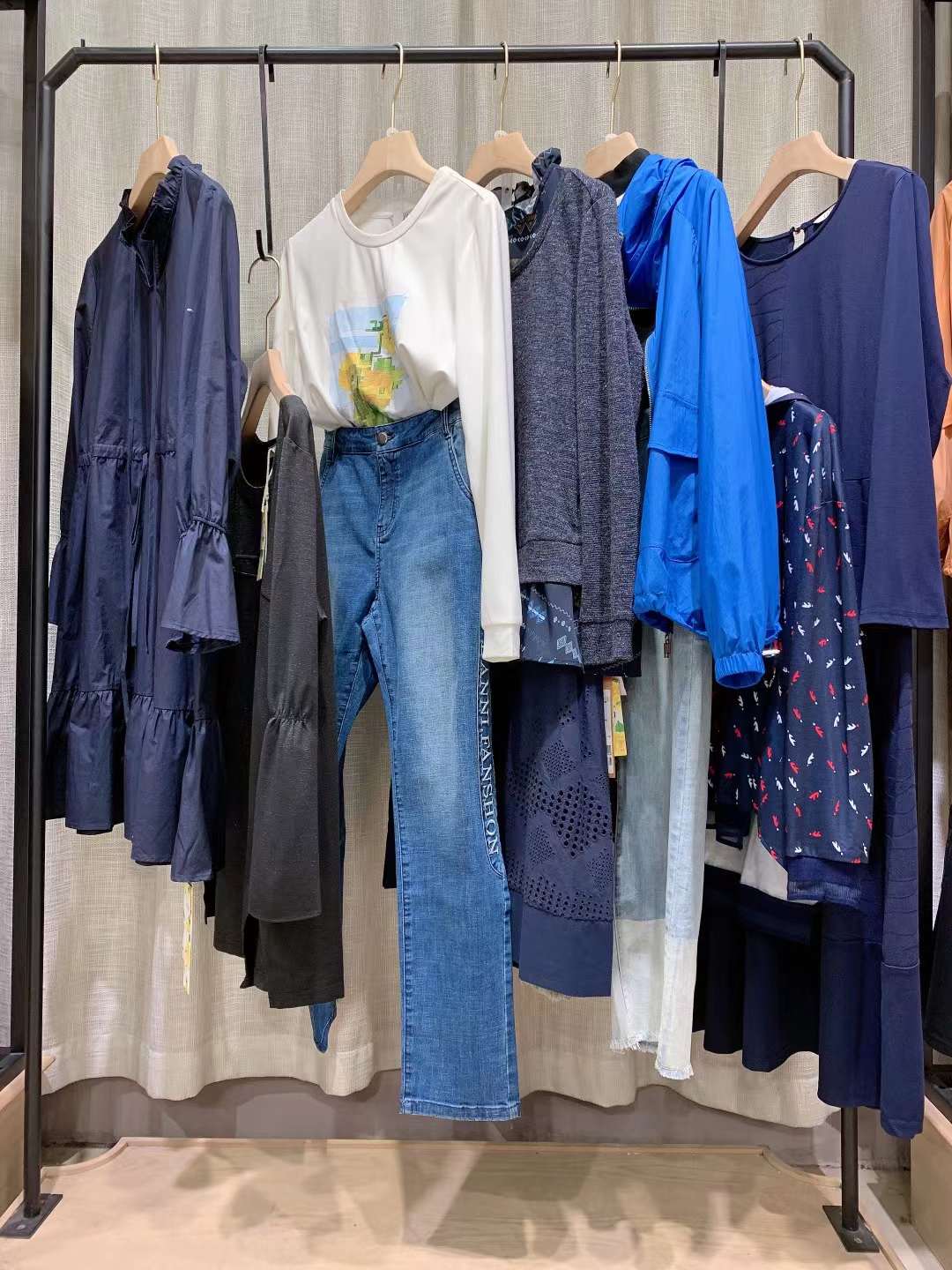 高 檔知 名品牌莉佳麗2022春女裝庫(kù)存尾貨折扣批發(fā)市場(chǎng)