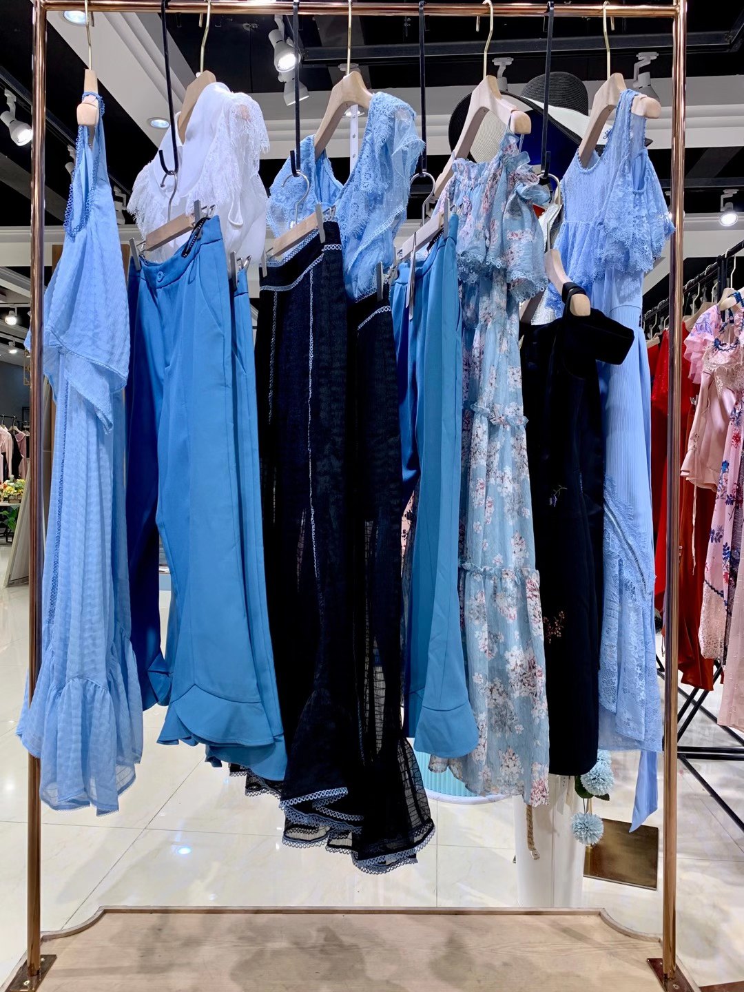受歡迎品牌女裝FEXATA2022春品牌女裝折扣尾貨批發(fā)貨源