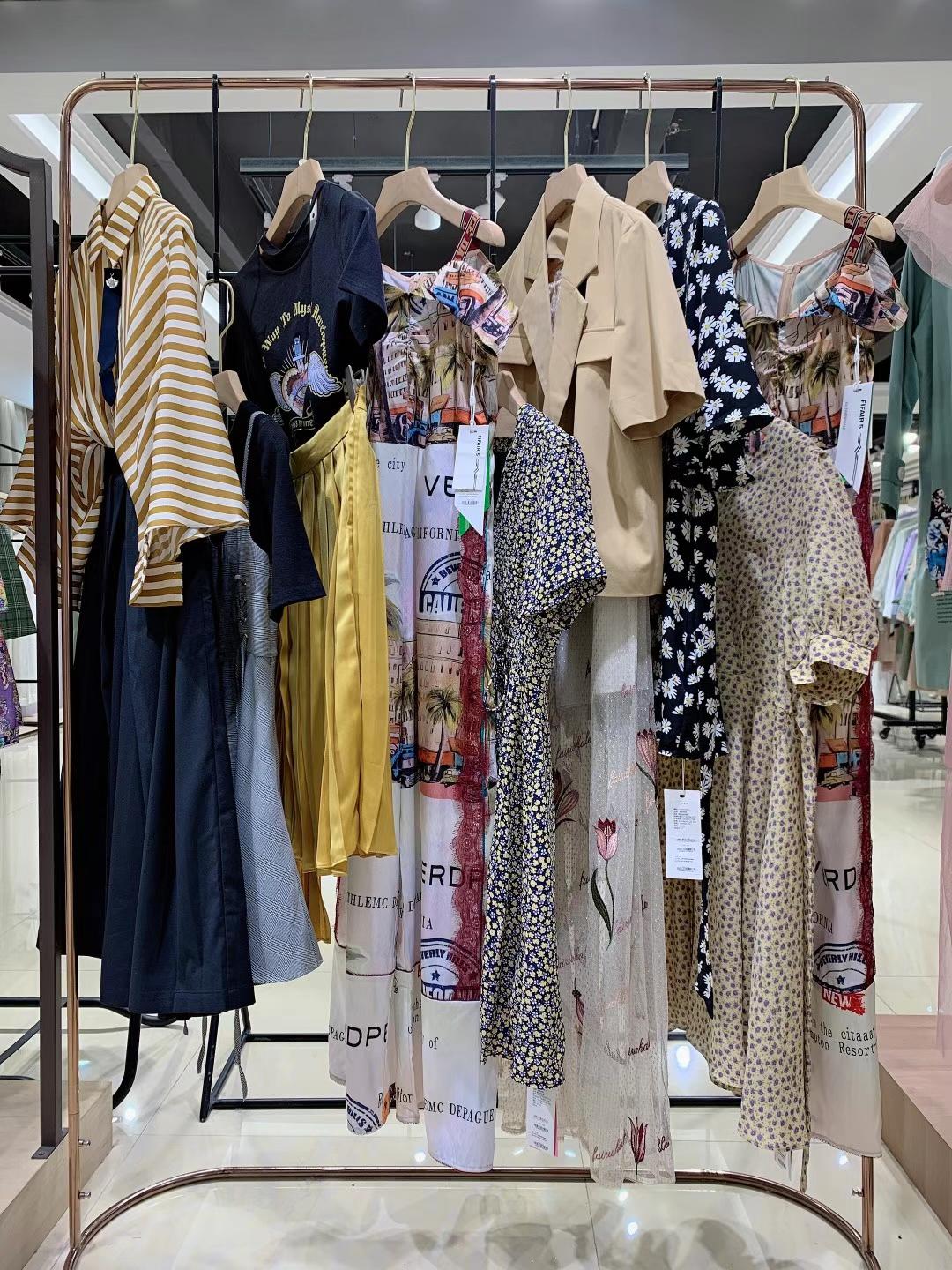 知 名品牌馬克華菲2022夏折扣女裝尾貨貨源批發(fā)