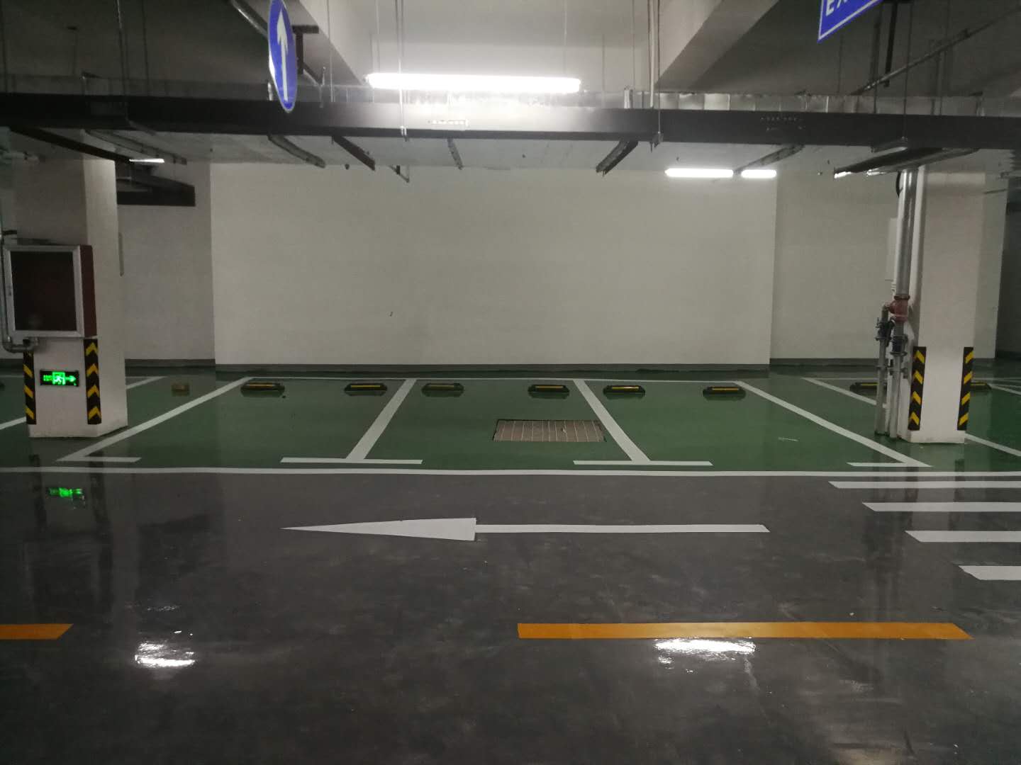 道路劃線、標(biāo)牌加工定制、停車場劃線，停車場設(shè)施，車位劃線，車道劃線，通道劃線，