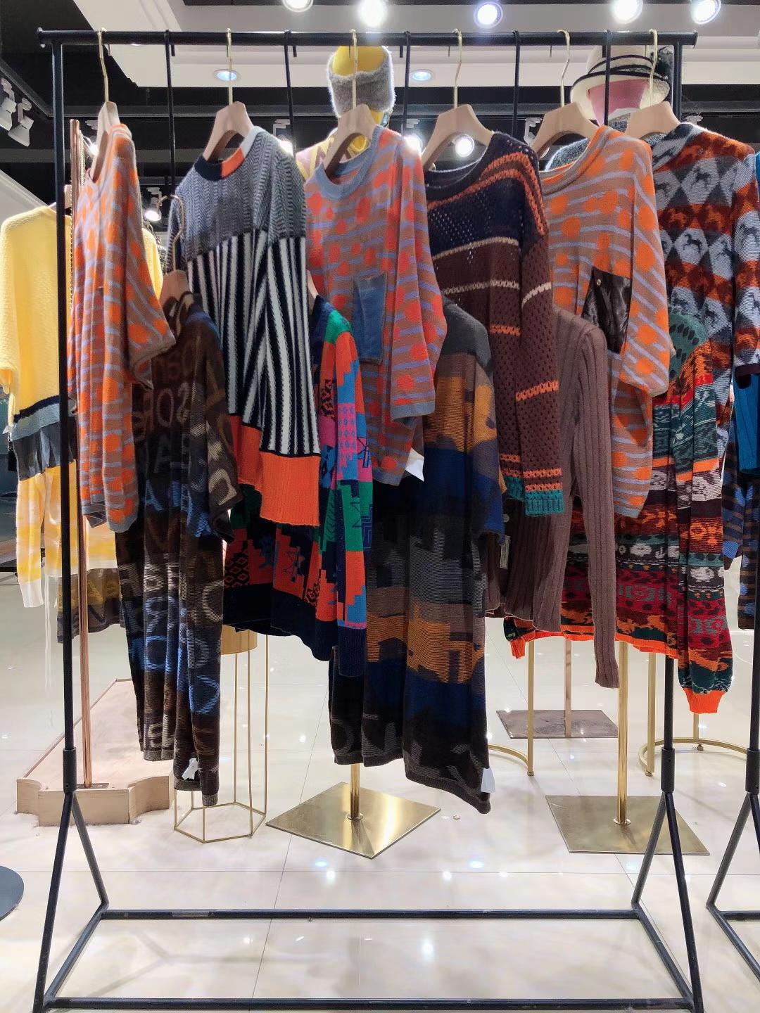 折扣女裝Only Queen2022春女裝折扣尾貨一手貨源批發(fā)市場(chǎng)