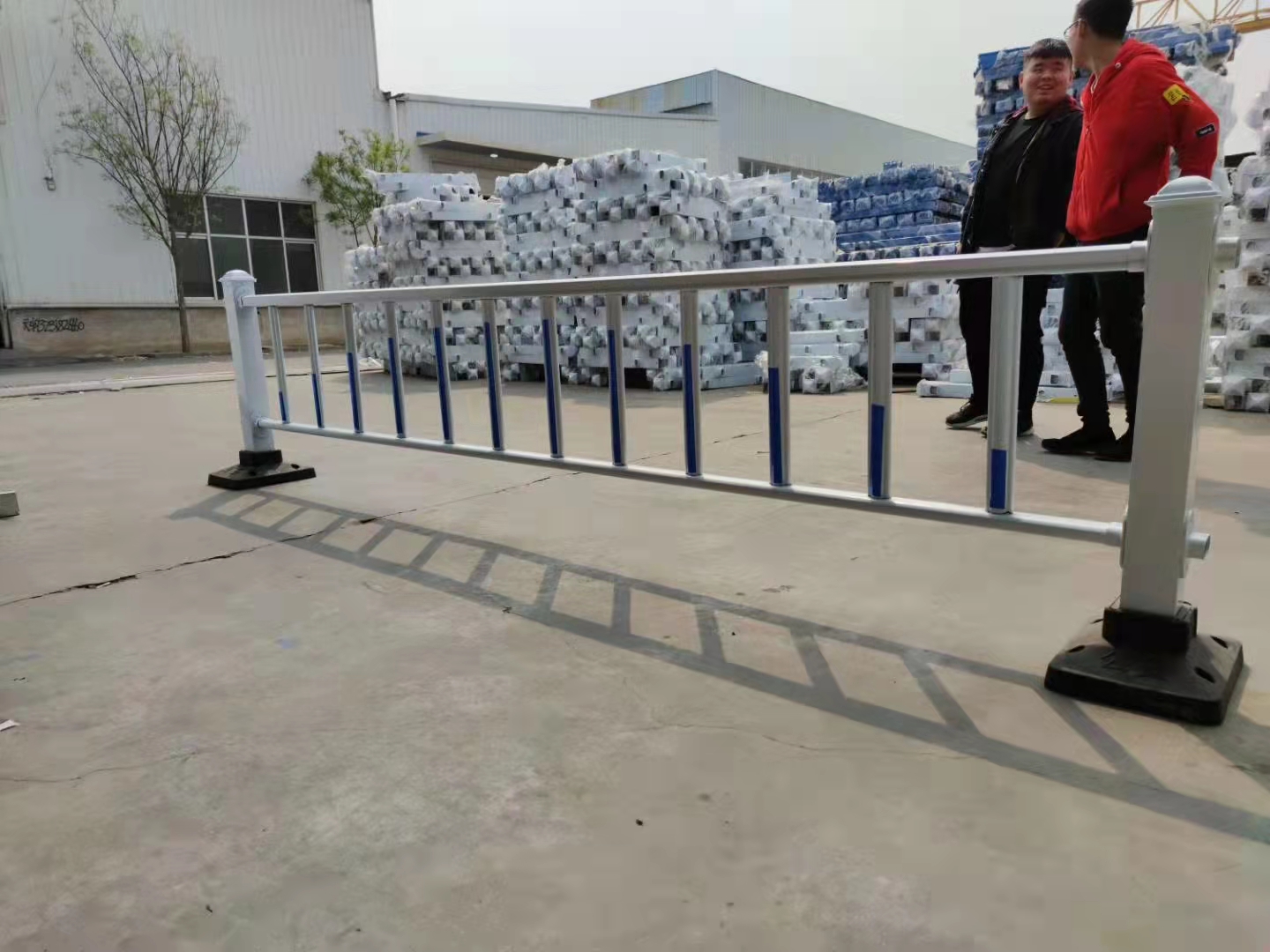 路中央隔離圍欄道路護(hù)欄安全防護(hù)施工圍欄