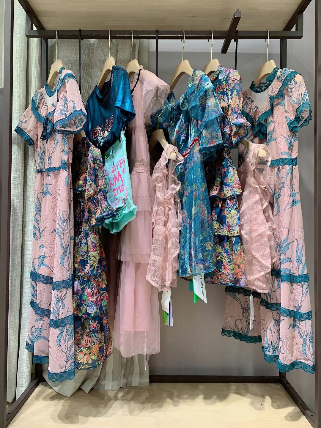 供應(yīng)品牌折扣批發(fā)【馬克華菲】22夏品牌女裝撤柜下架尾貨直播折扣批發(fā)地址和價(jià)格