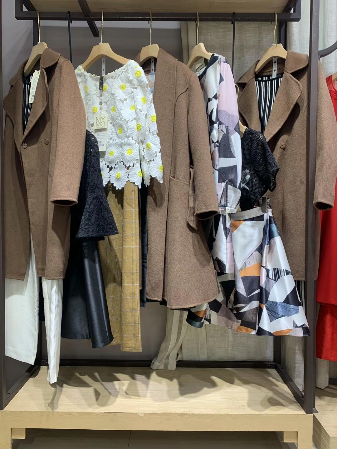 香港知 名品牌【朗黛國際】22春高 品質(zhì)品牌折扣女裝三標(biāo)齊全走份批發(fā)基地