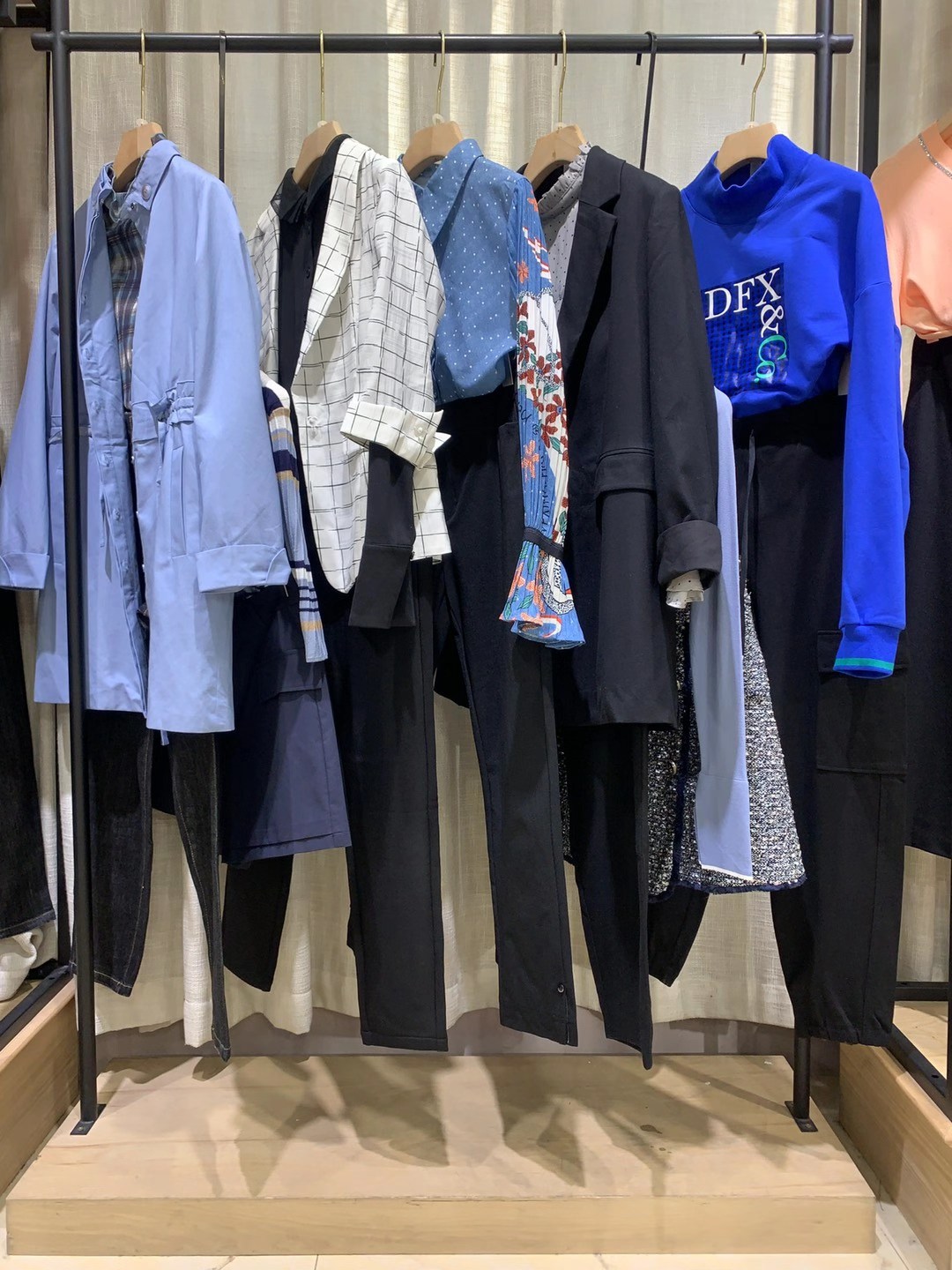 大氣品牌蒂梵茜DIFANXI2022春折扣女裝一手批發(fā)貨源