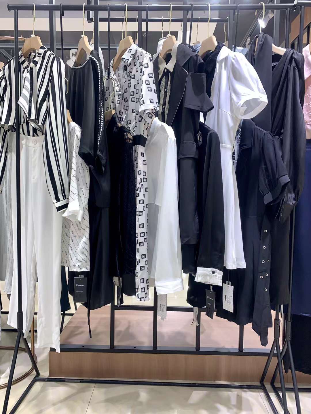 品牌女裝艾阿瑪尼2022春品牌女裝尾貨廠家一手貨源批發(fā) 品牌艾阿瑪尼2022春