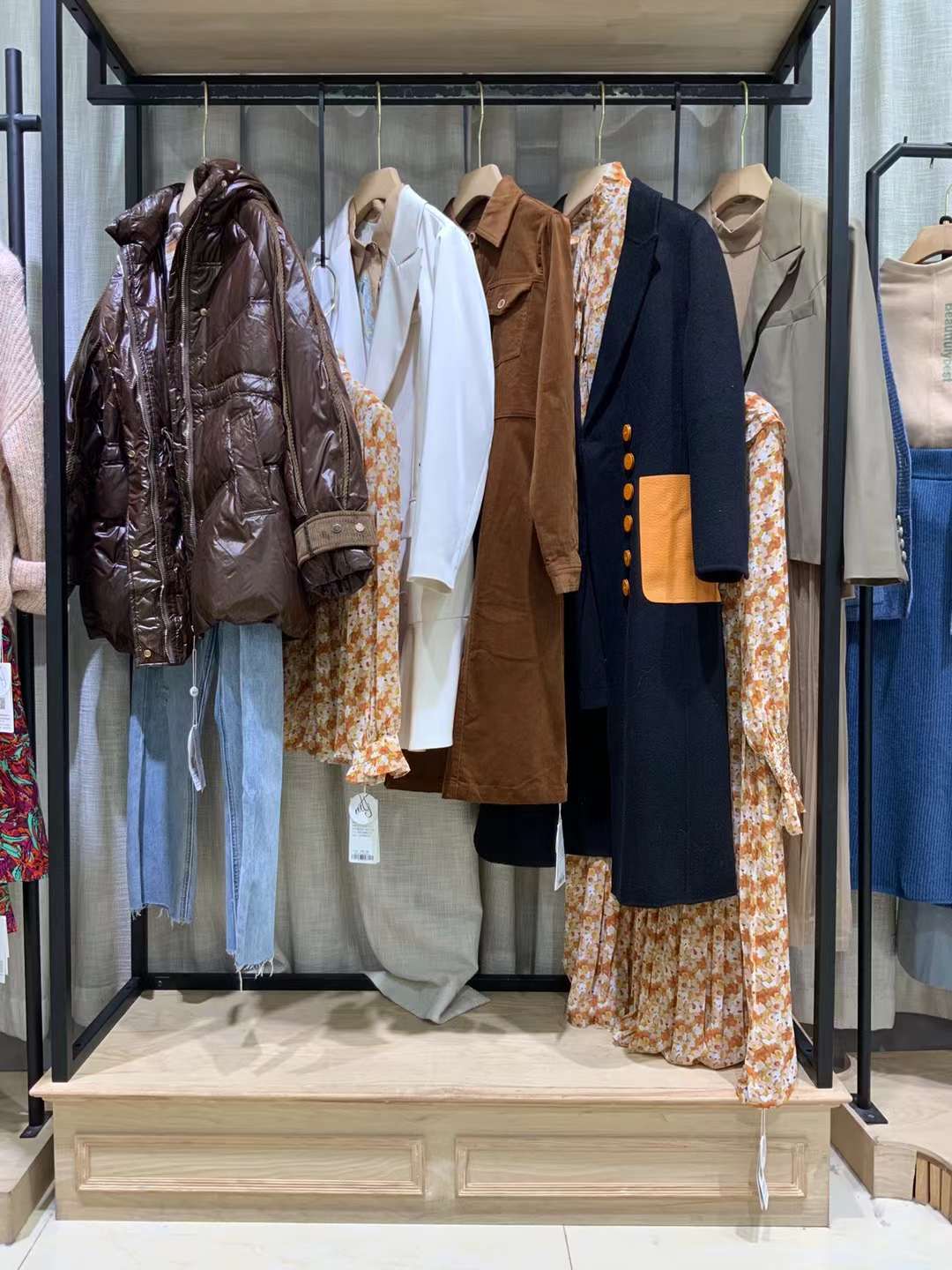 麥雅圖2021冬一 線(xiàn)大 牌女裝尾貨走份 三標(biāo)齊全折扣女裝批發(fā)一手貨源