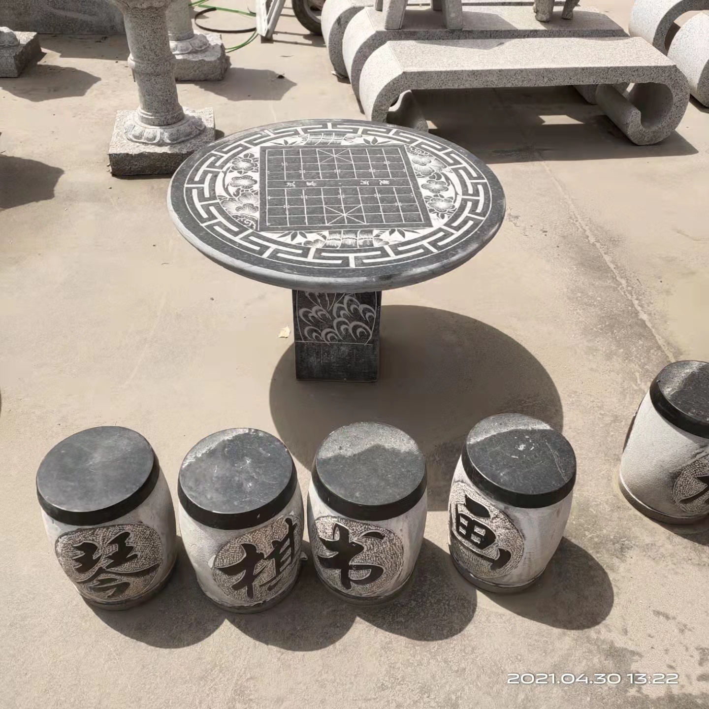 仿古石桌石凳現(xiàn)貨供應價格、石桌石凳廠家定制、公園石桌石凳批發(fā)