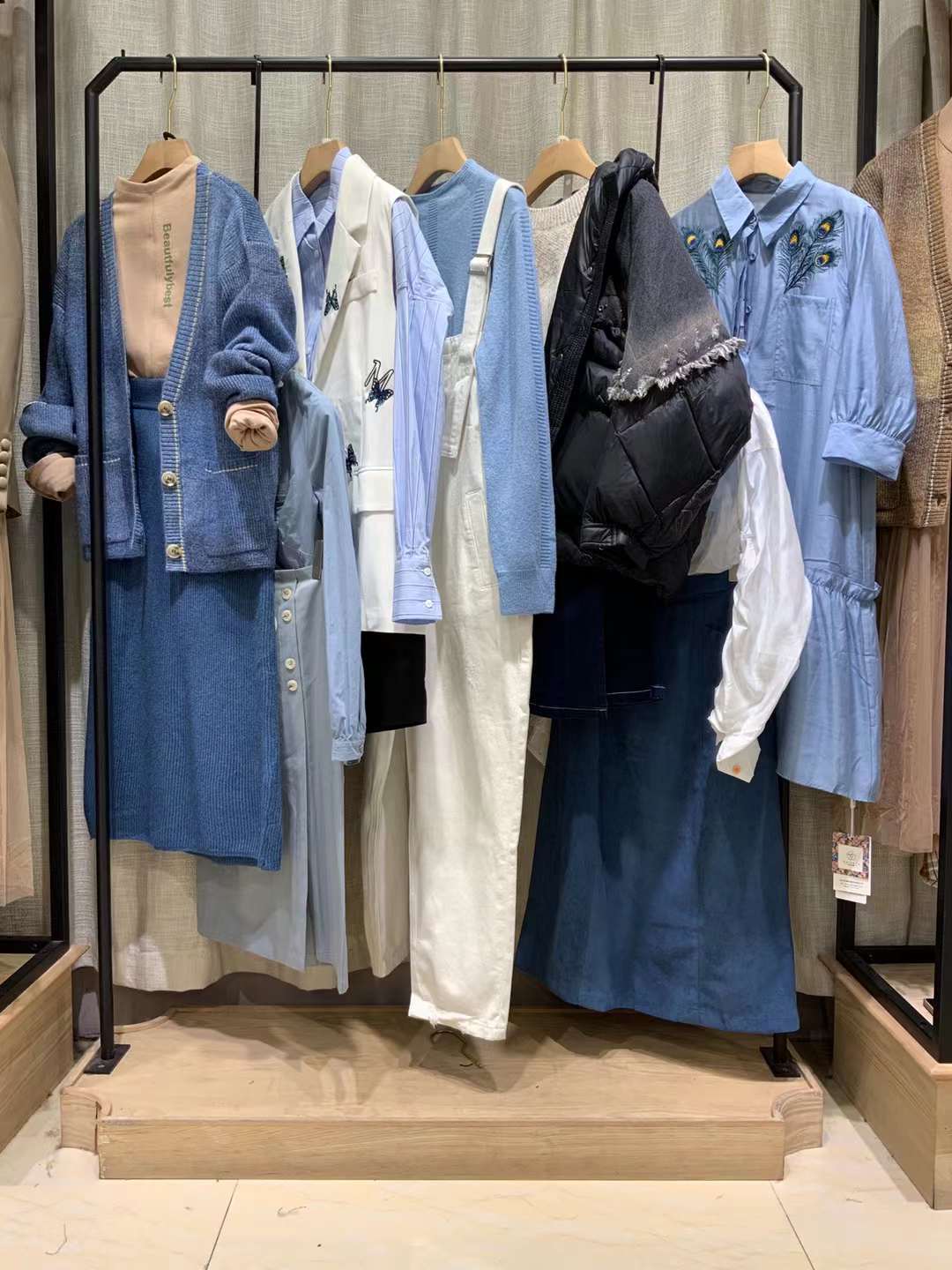 麥雅圖2021冬一 線(xiàn)大 牌女裝尾貨走份 三標(biāo)齊全折扣女裝批發(fā)一手貨源