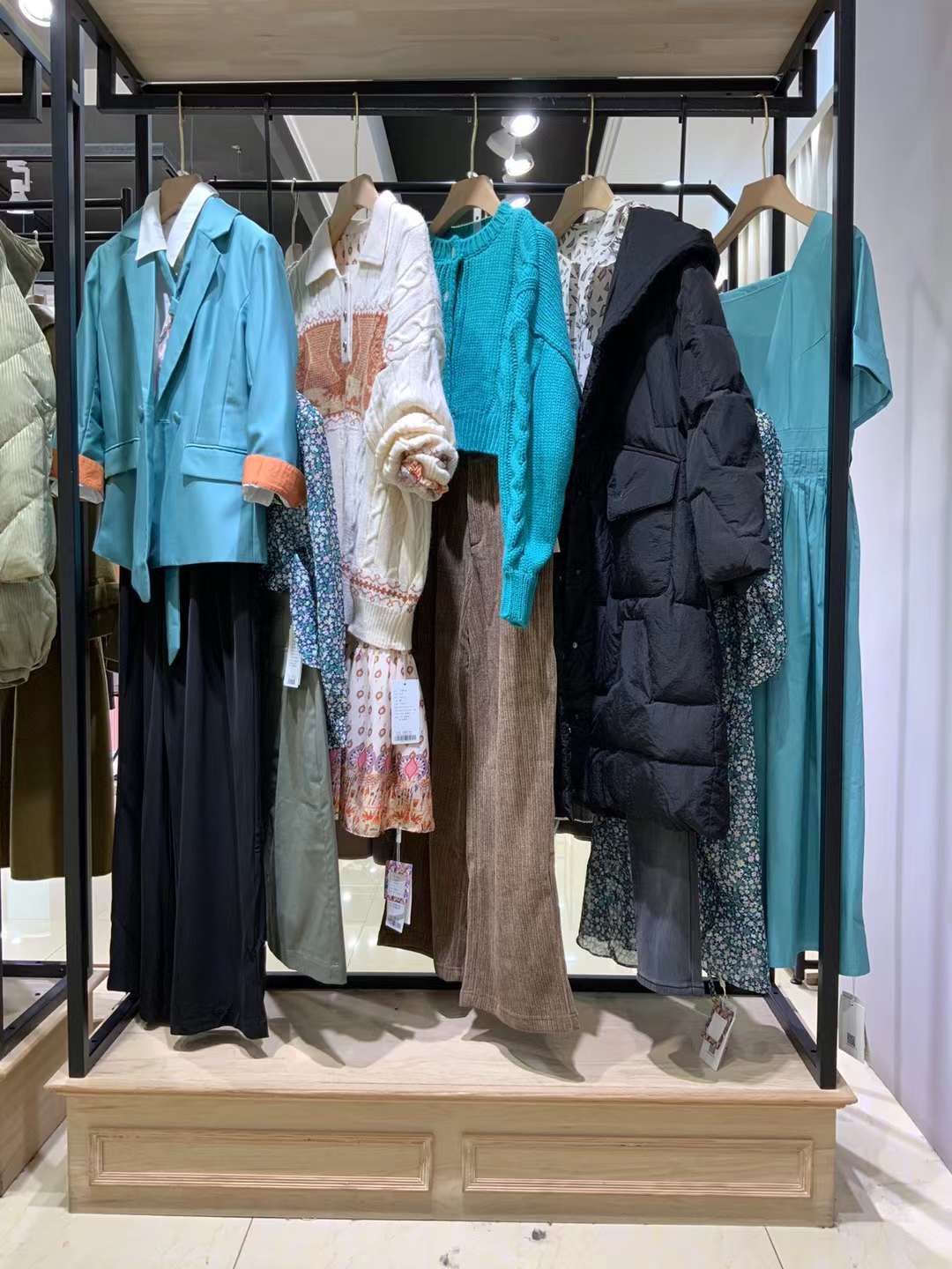 麥雅圖2021冬一 線(xiàn)大 牌女裝尾貨走份 三標(biāo)齊全折扣女裝批發(fā)一手貨源