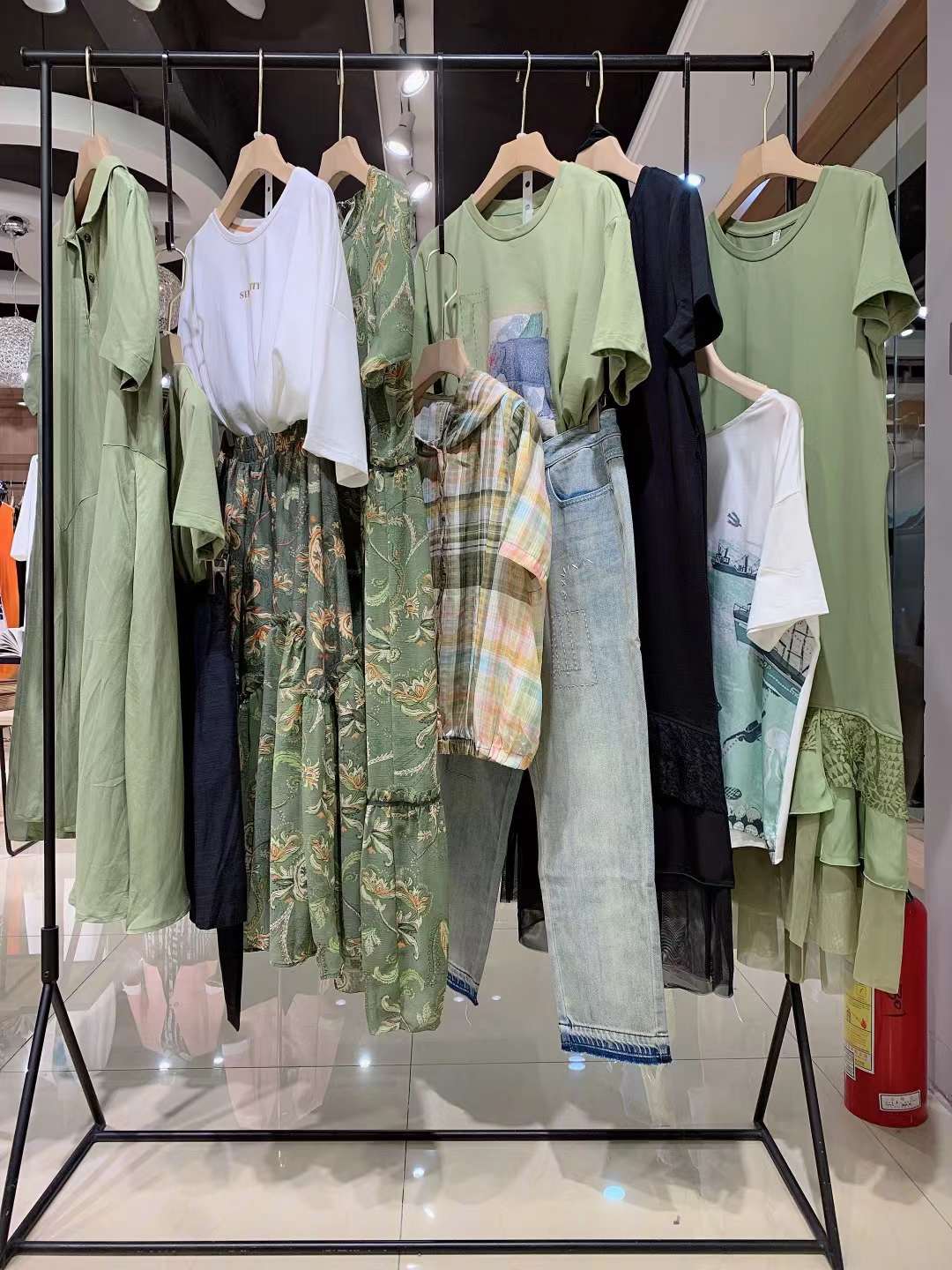國內(nèi)一二線品牌麗迪莎 22夏專柜下架折扣女裝庫存尾貨批發(fā)