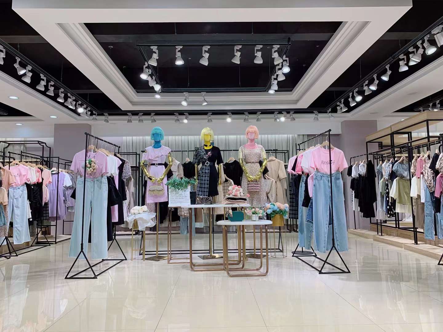 熱門品牌高端時(shí)尚品牌迪卡軒 2022夏女裝折扣尾貨批發(fā)市場