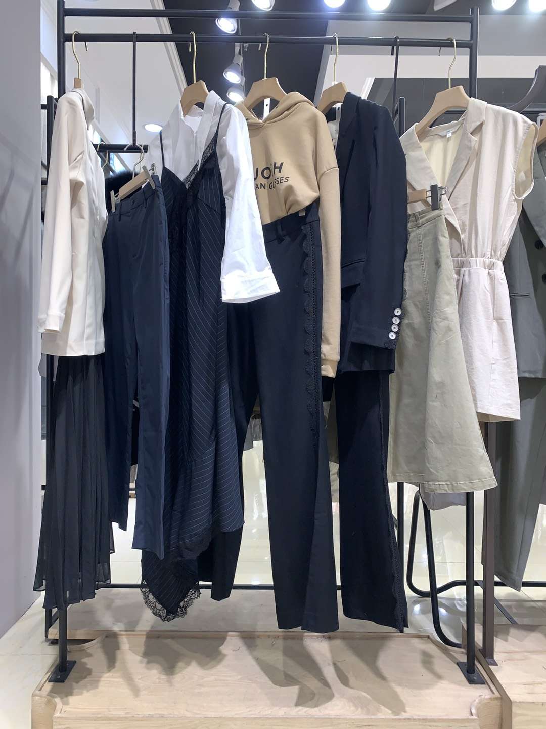 高端 品牌圖拉 2022春過季品牌女裝尾貨批發(fā)渠道