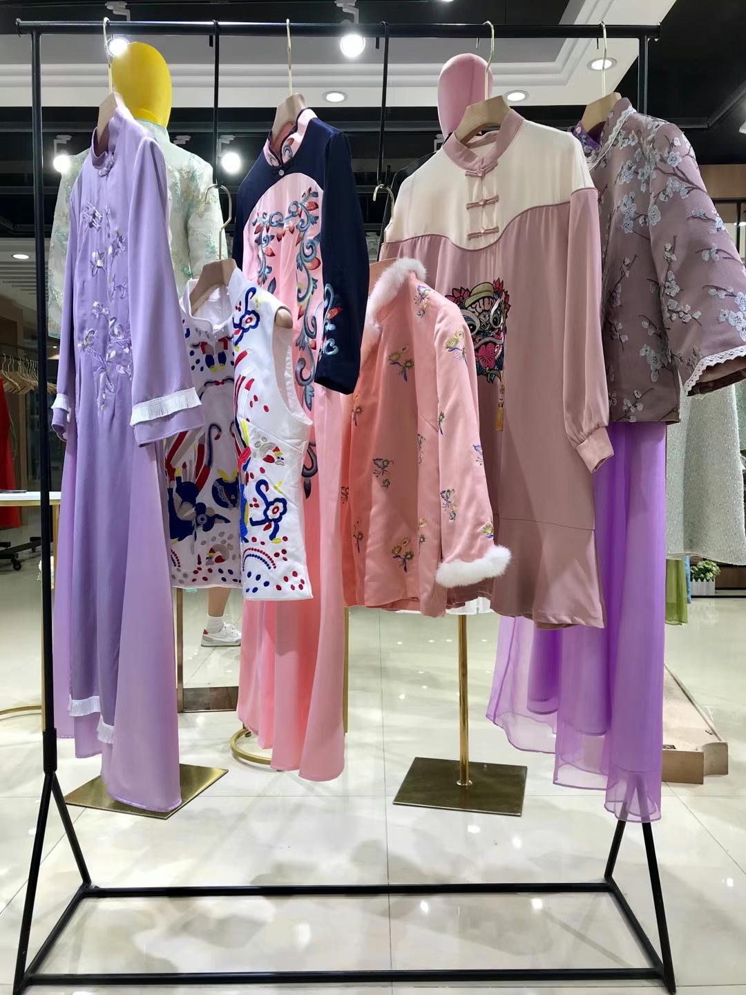 羽墨中國(guó)風(fēng)2021秋冬專柜下架品牌女裝尾貨庫(kù)存走份批發(fā) 國(guó)內(nèi)尾貨服裝批發(fā)市場(chǎng)