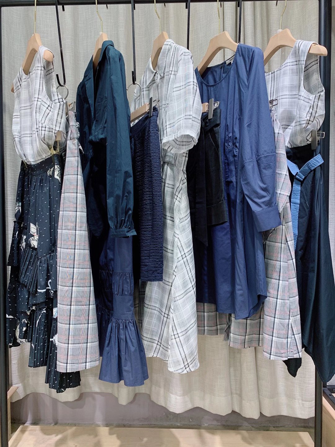 時(shí)尚簡(jiǎn)約Re-BLUE 2022夏品牌女裝庫(kù)存批發(fā)供應(yīng)鏈