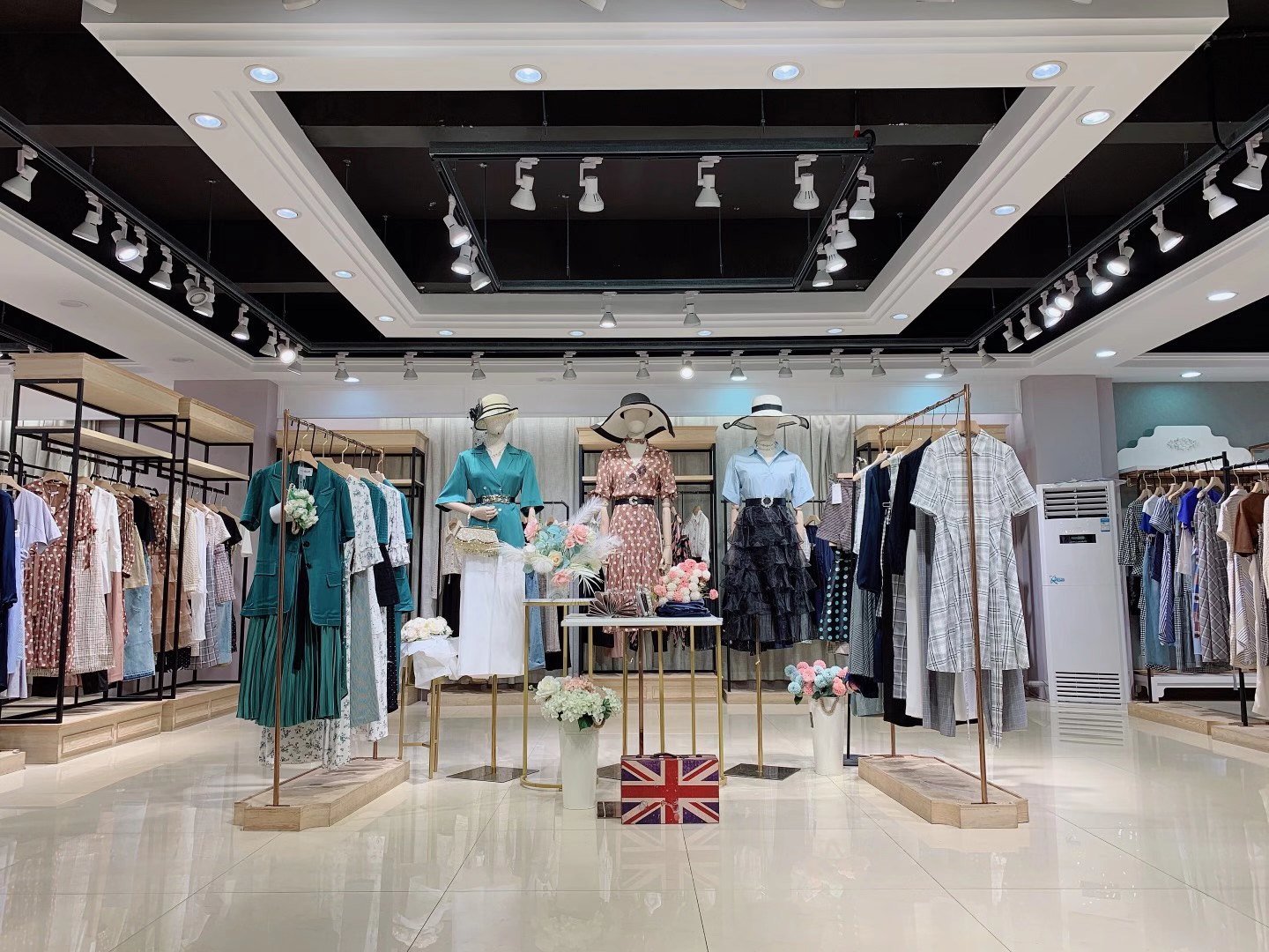 時(shí)尚簡(jiǎn)約Re-BLUE 2022夏品牌女裝庫(kù)存批發(fā)供應(yīng)鏈