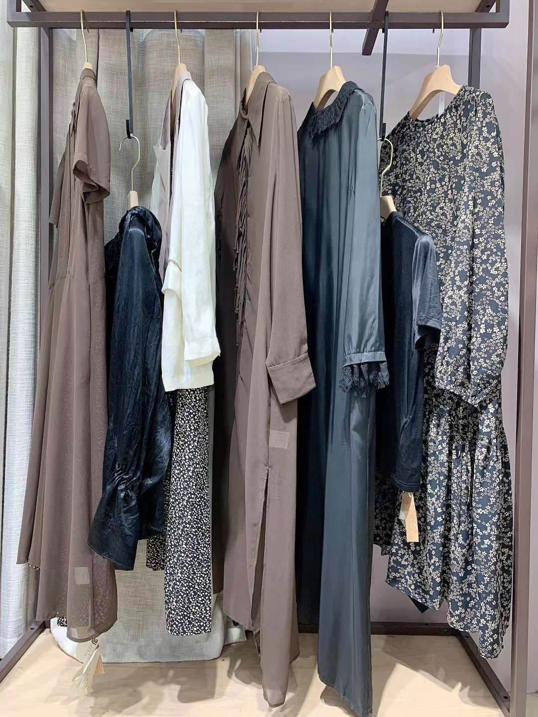 知 名品牌云鳳思儒 2022春夏品牌折扣女裝一手貨源批發(fā)基地
