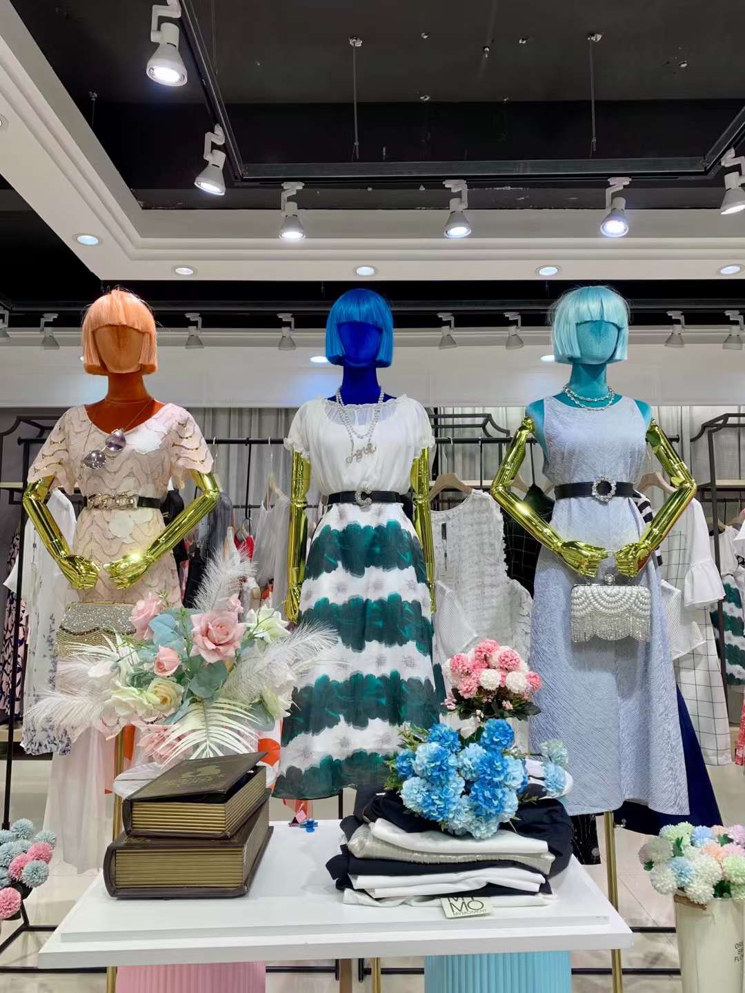 品牌朗黛國(guó)際2022夏品牌折扣女裝尾貨庫(kù)存批發(fā)貨源