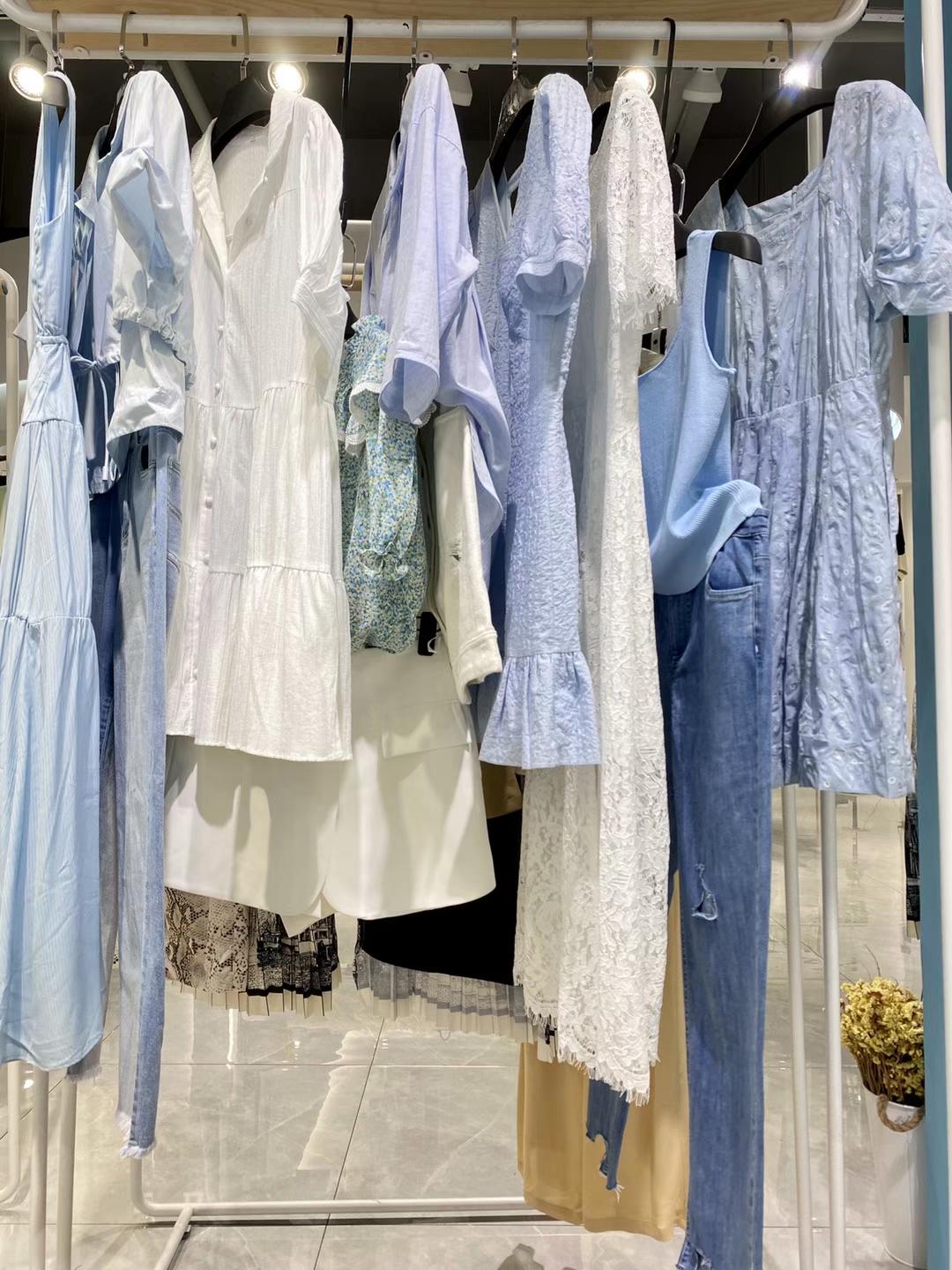 深圳設(shè)計(jì)師品牌新作2022夏品牌女裝折扣尾貨批發(fā)貨源