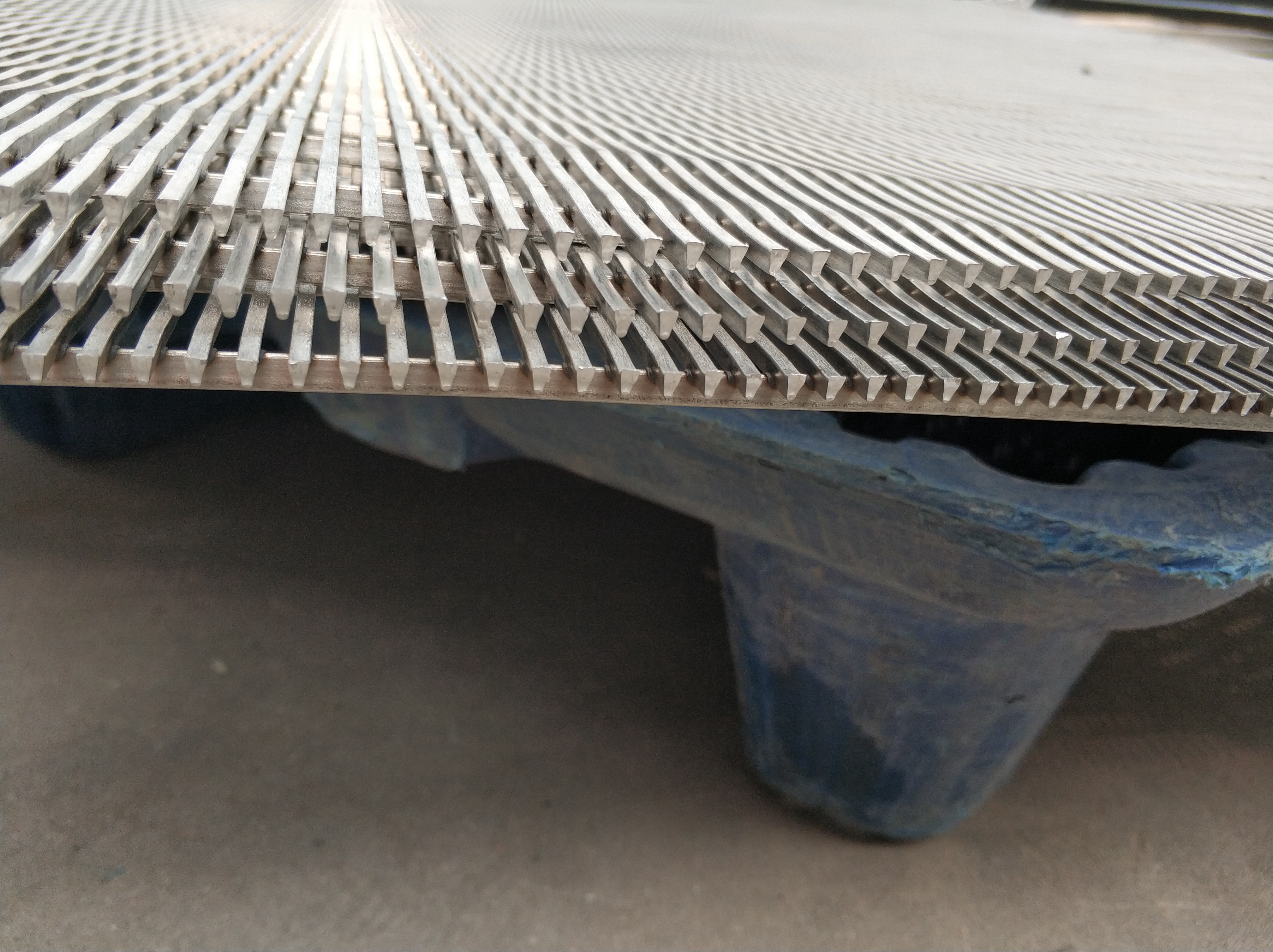 河北條縫篩網(wǎng)廠家，報(bào)價(jià)，批發(fā) 條縫篩網(wǎng)定制 安平縣條縫篩網(wǎng)定制