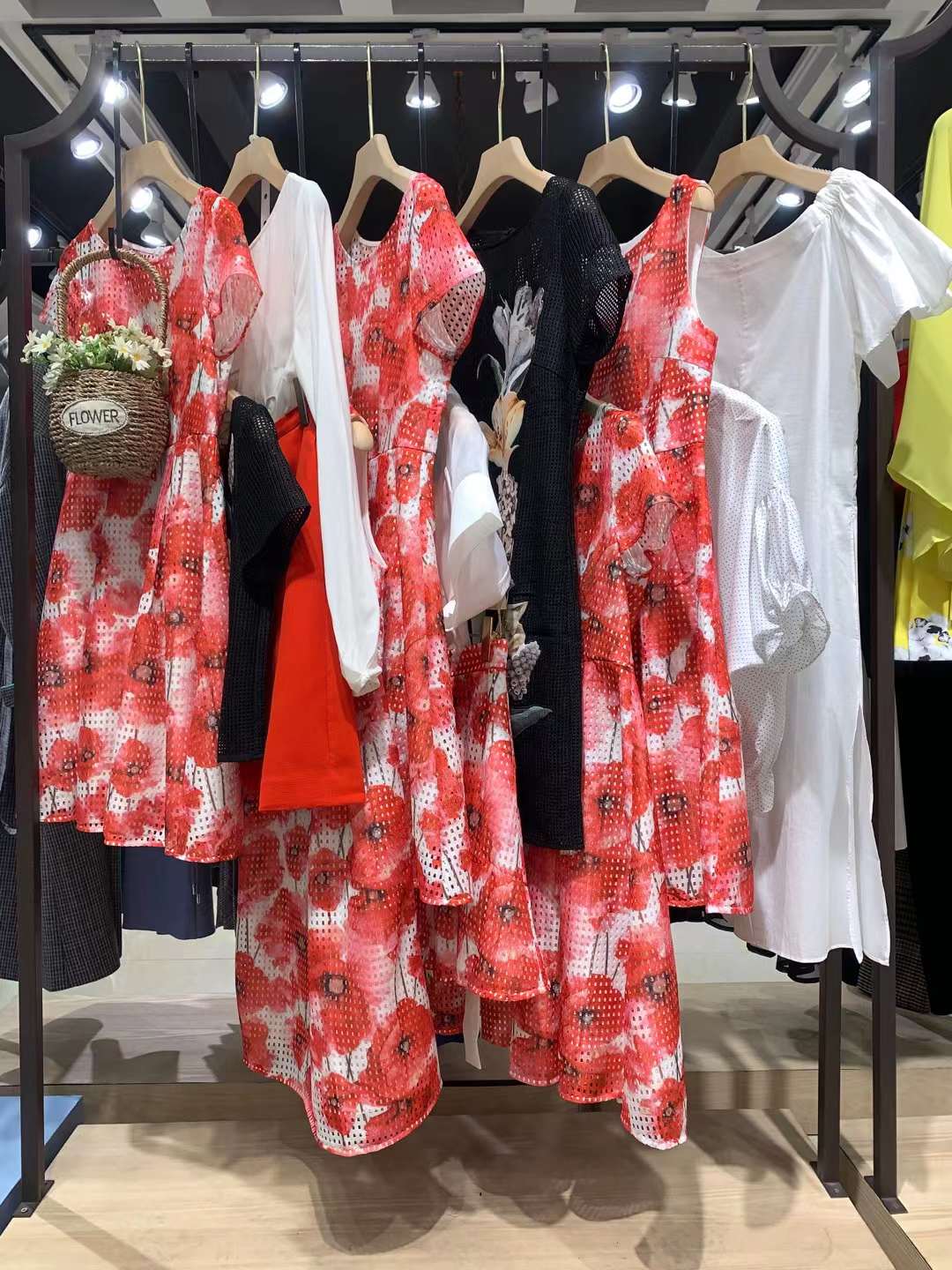 高 檔原創(chuàng)設(shè)計師品牌朗黛國際2022春折扣女裝批發(fā)尾貨供應(yīng)商