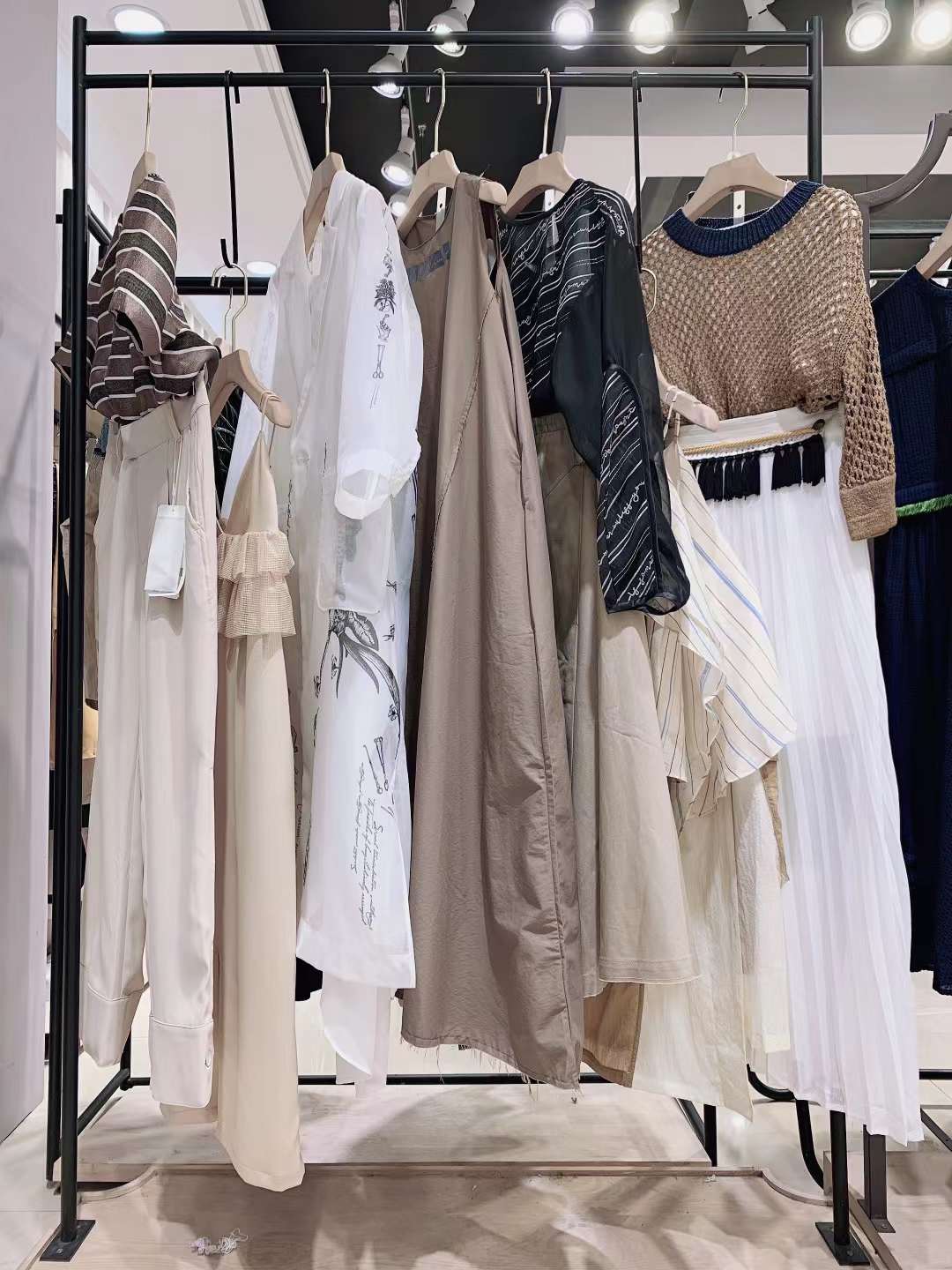 上海品牌伊迪索2022 春夏品牌折扣女裝一手批發(fā)貨源