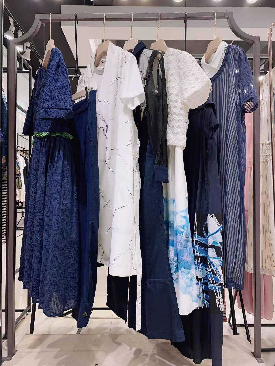 上海品牌伊迪索2022 春夏品牌折扣女裝一手批發(fā)貨源