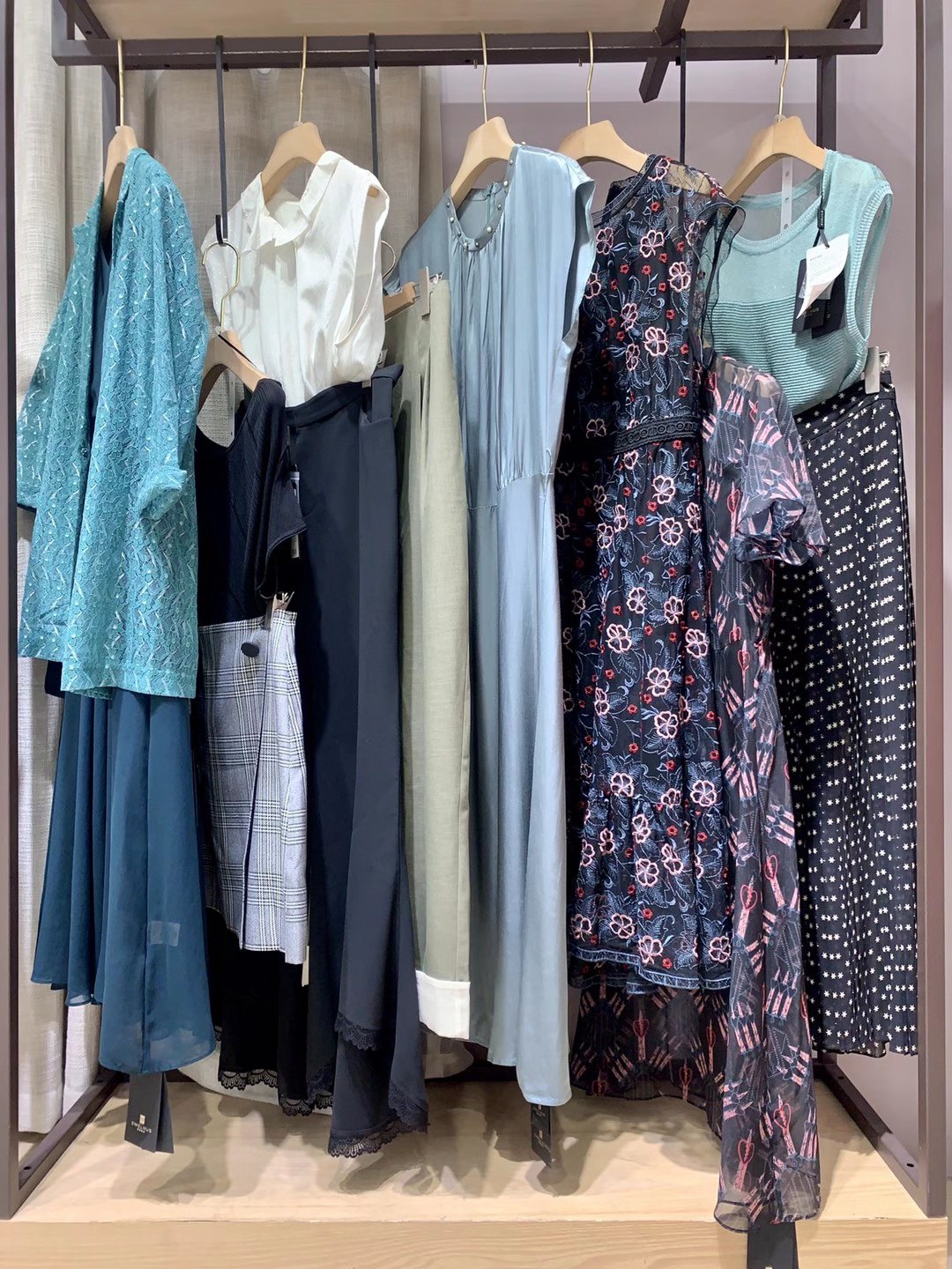 廣州知 名品牌西娜維思22 夏品牌女裝折扣店貨源批發(fā)