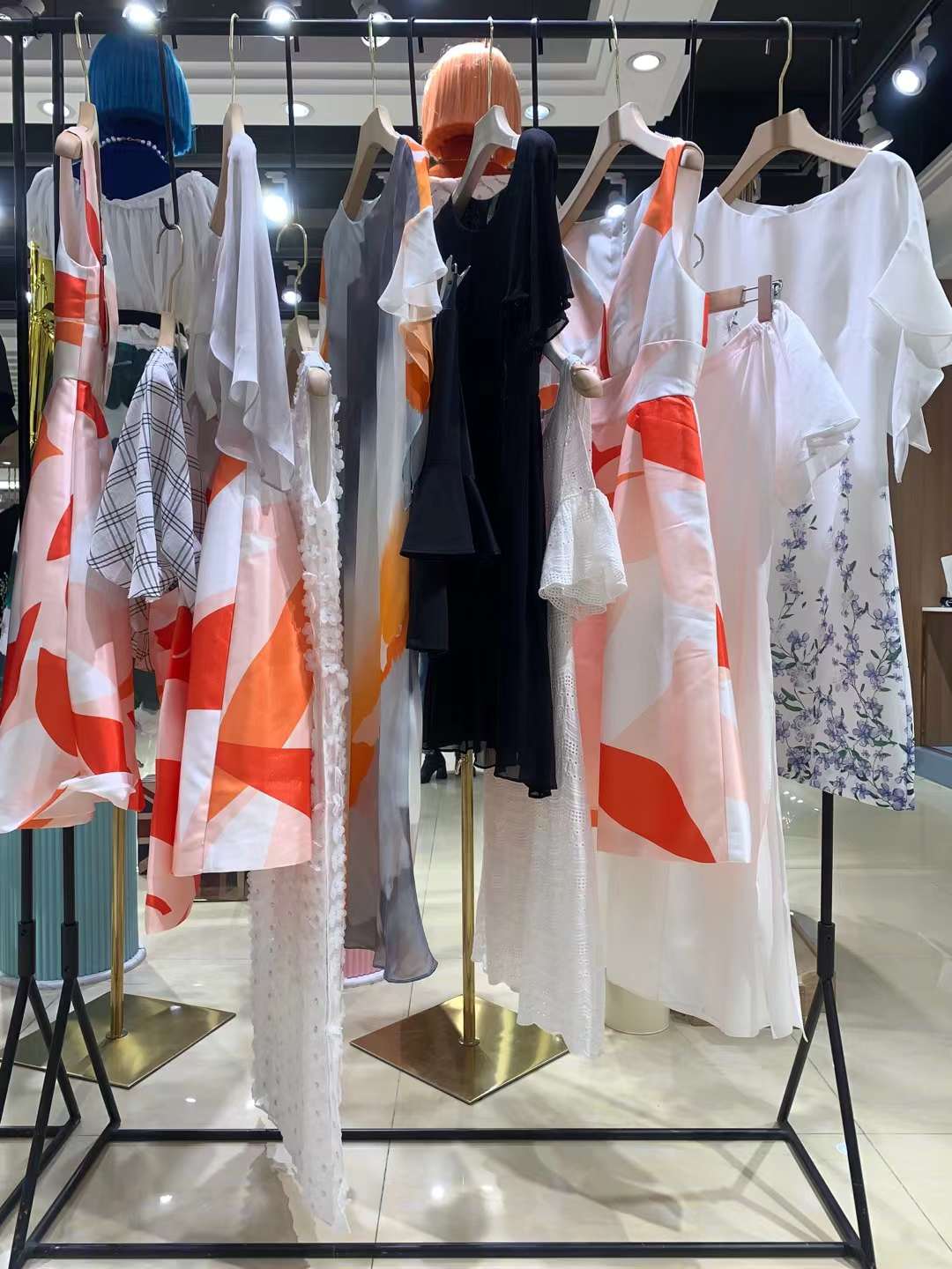 國(guó)內(nèi)一二線品牌朗黛國(guó)際2022 夏品牌折扣女裝貨源庫存打包