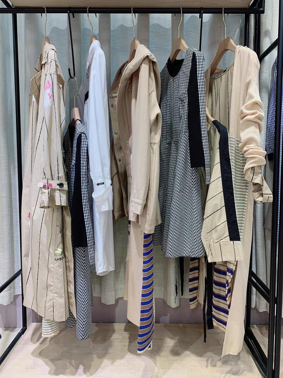 棉麻系列女裝尾貨熙然2022春廣州一 線品牌女裝撤柜尾貨折扣貨源批發(fā)