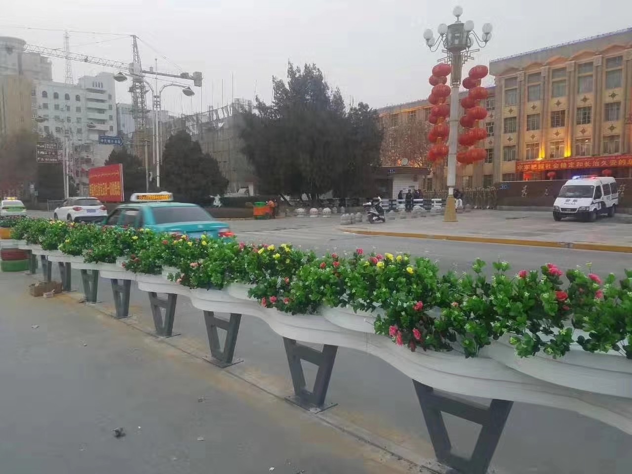 PVC飄帶花箱新品戶外PVC飄帶花箱異形花盆市政地面隔離實木大花槽鋁合金定制