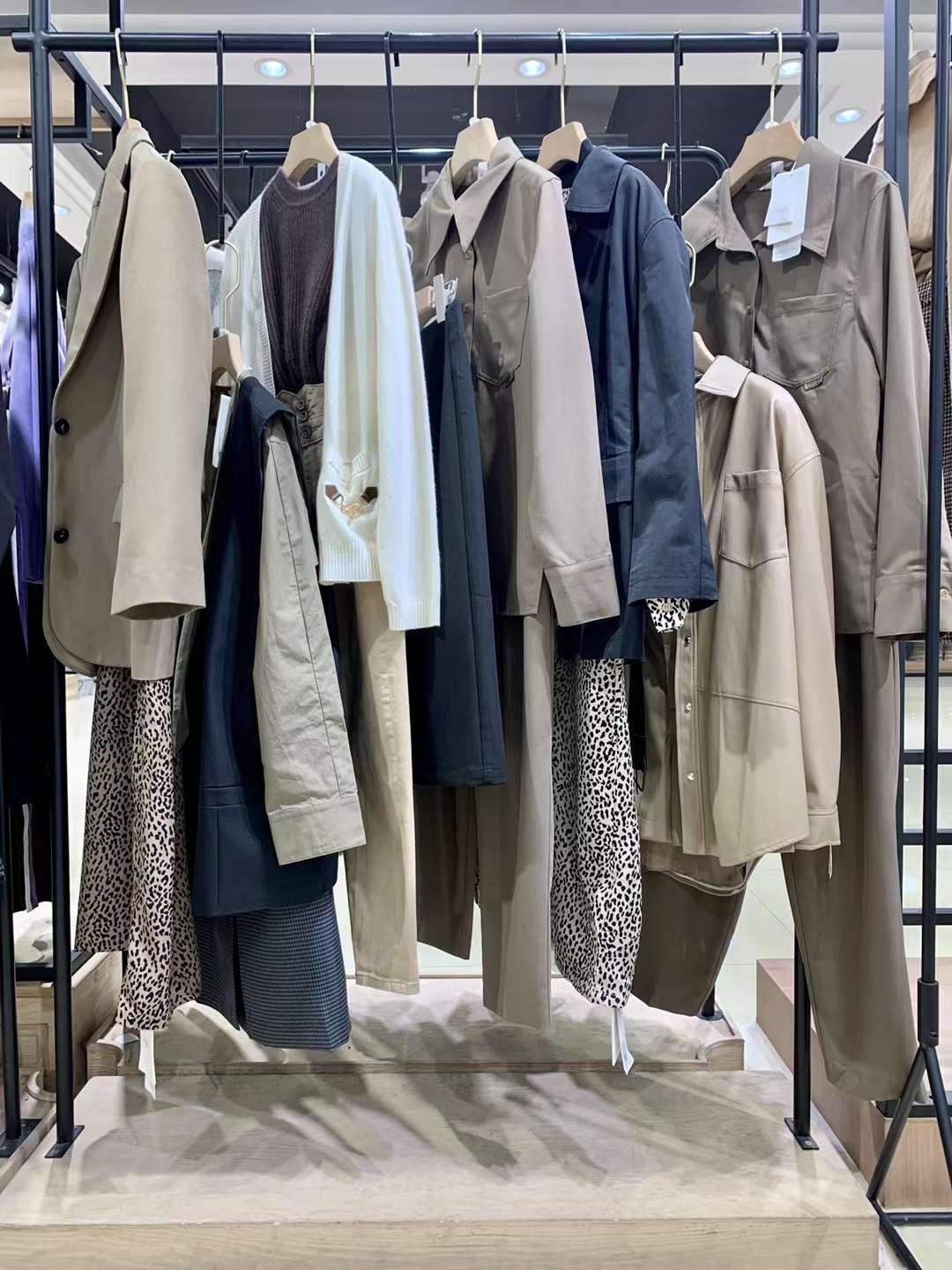 杭州時裝周品牌伊納芙 2022 春品牌女裝折扣店庫存走份批發(fā)