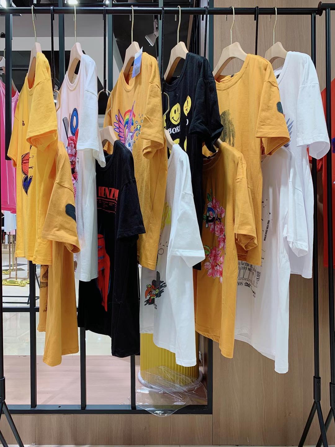 時(shí)尚品牌櫻之美T恤 2022 夏品牌折扣女裝尾貨庫(kù)存批發(fā)市場(chǎng)