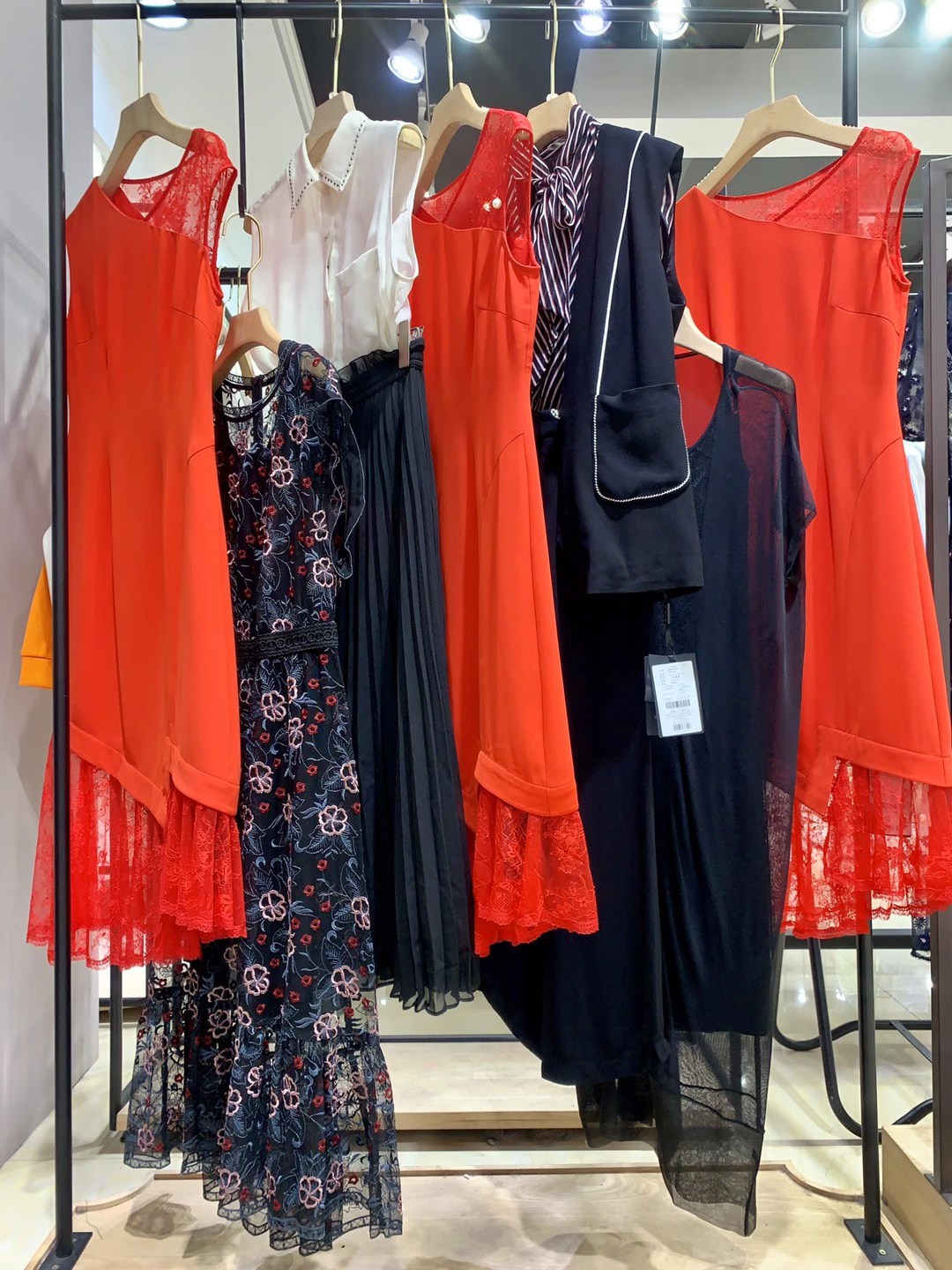 廣州知 名品牌西娜維思 22 夏品牌女裝折扣店尾貨貨源批發(fā)