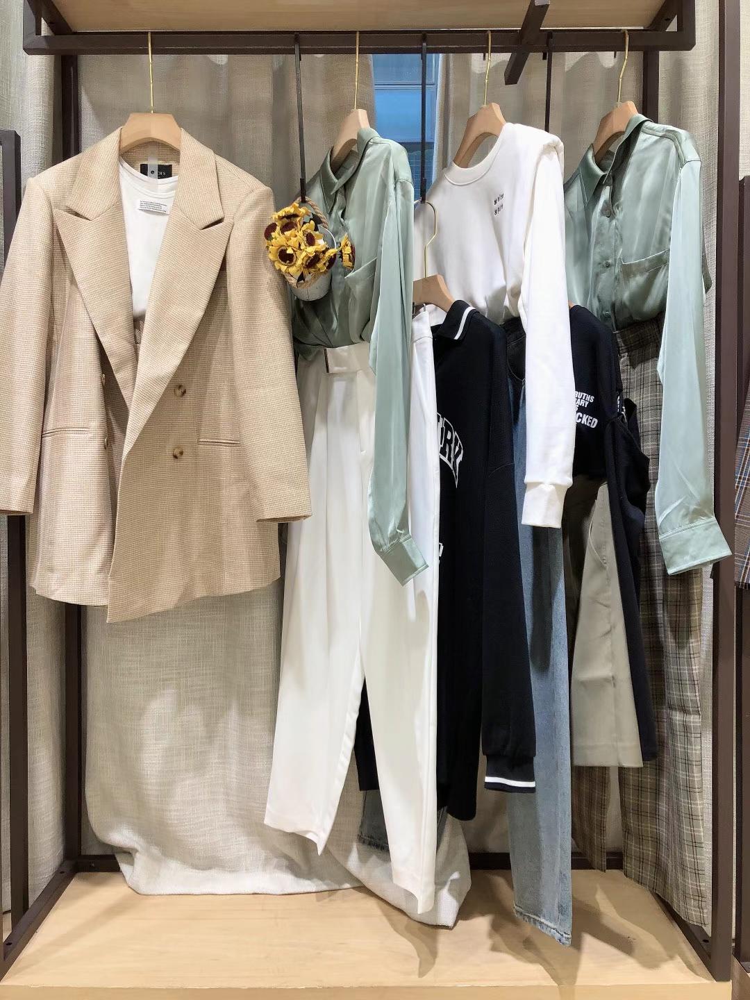 當(dāng)季新款品牌女裝貨源艾蜜雪 2022夏品牌折扣電商直播實(shí)體女裝貨源尾貨廠家直發(fā)