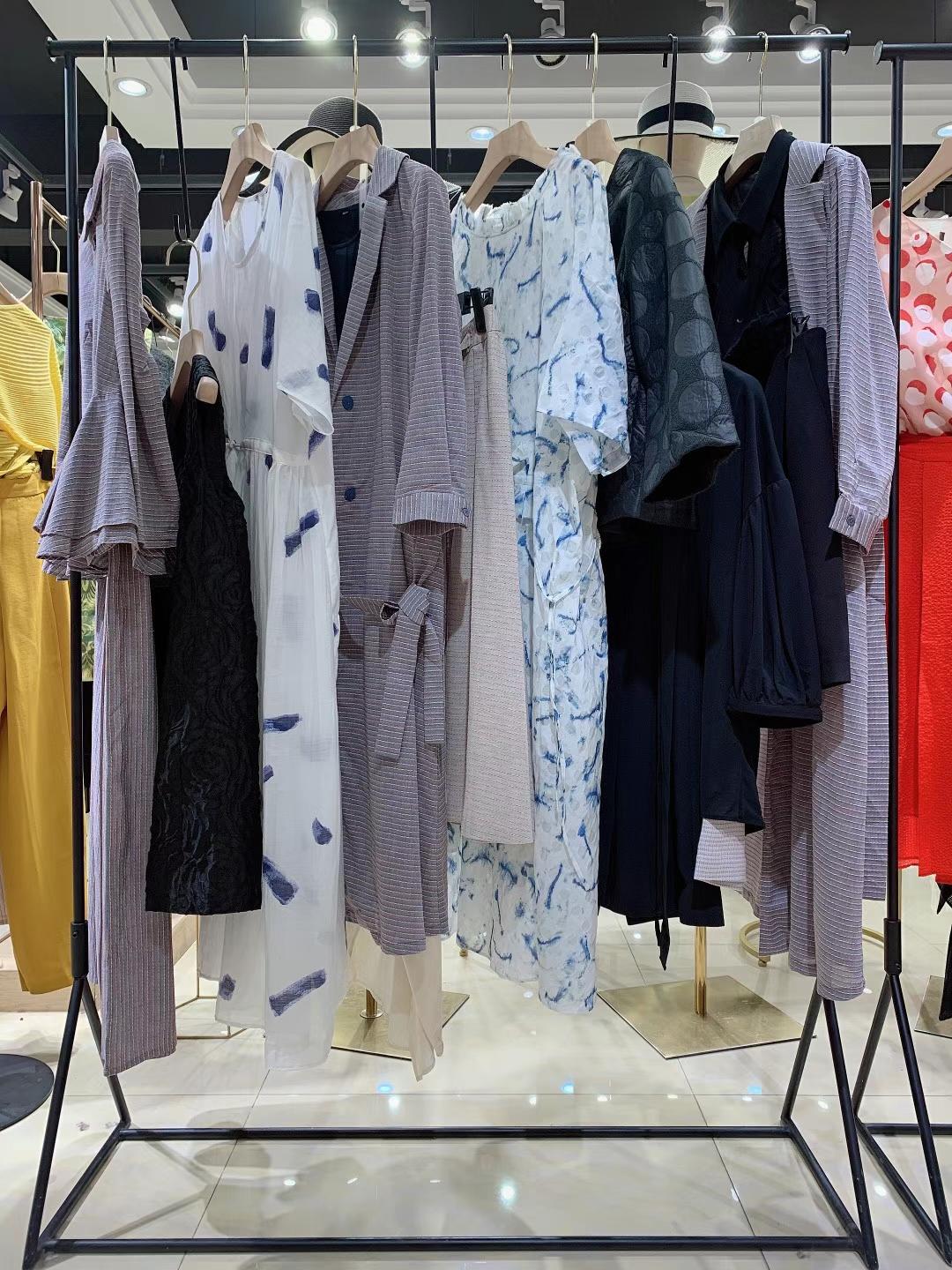 大 牌時尚女裝 臺繡 2022 夏品牌女裝折扣尾貨一手貨源庫存批發(fā)