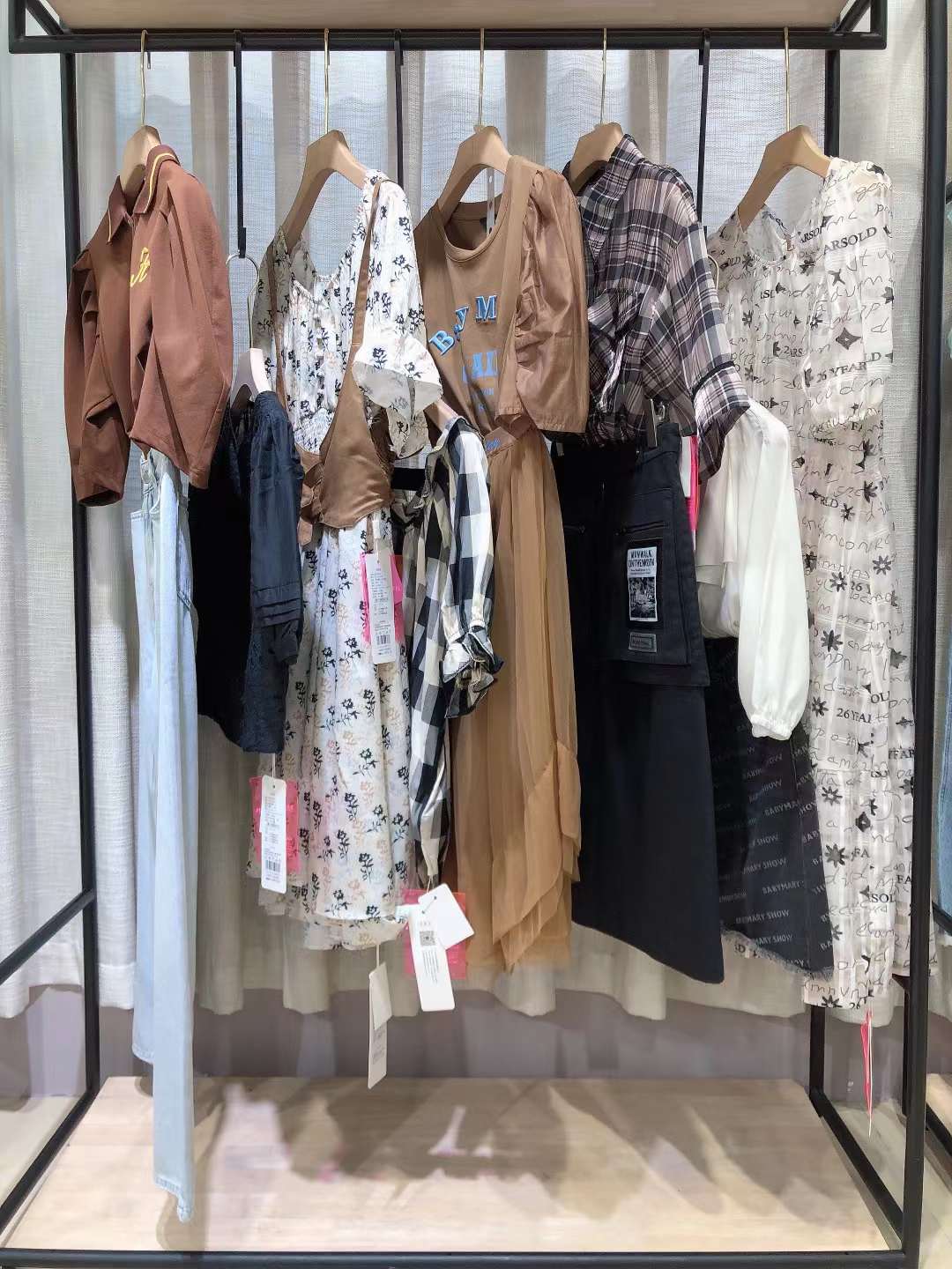 明星爆款品牌寶貝瑪麗 2022 夏品牌女裝折扣批發(fā)庫存供應(yīng)鏈