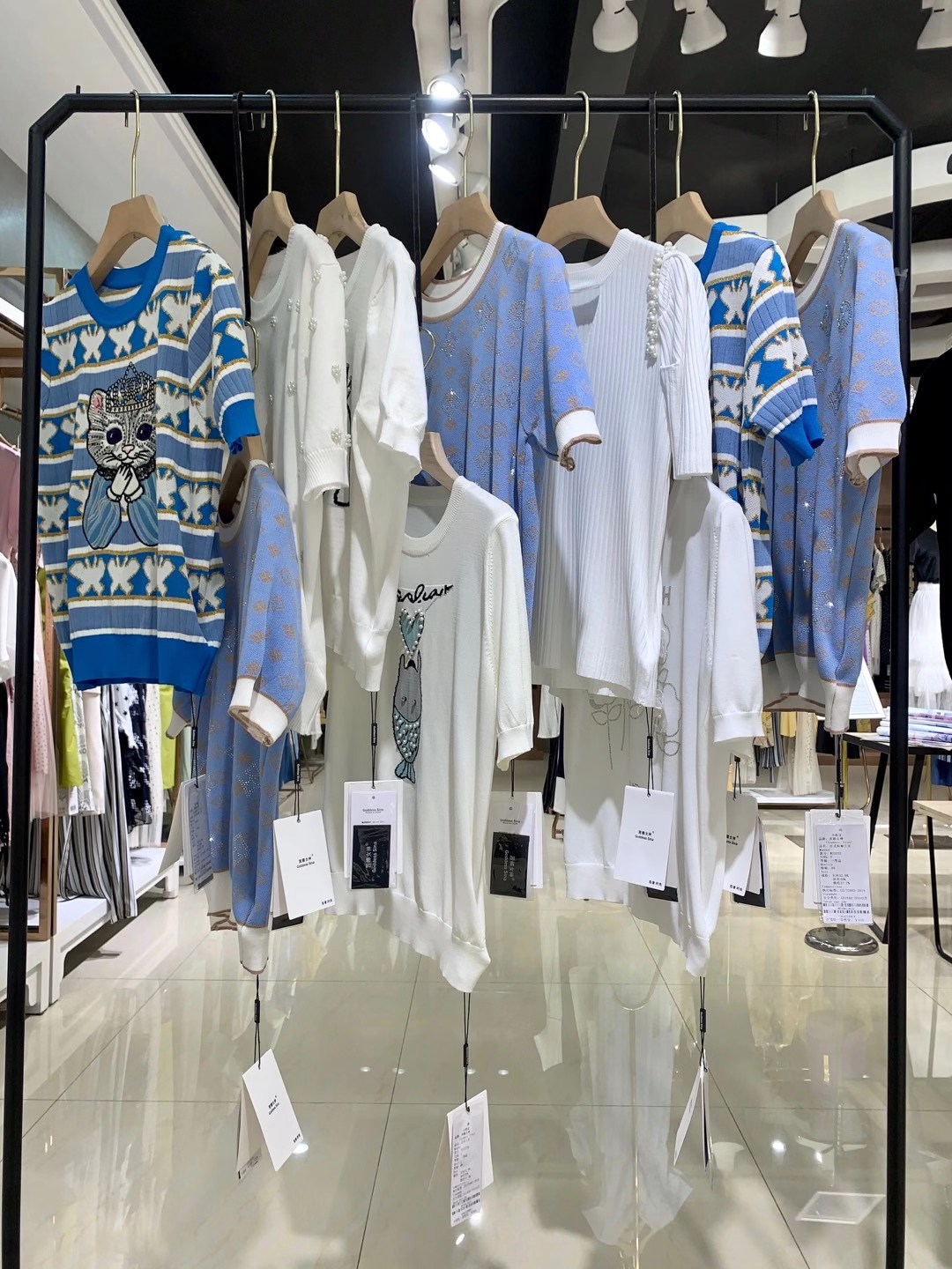 茜娜女神小香風(fēng)品牌折扣女裝 三標(biāo)齊全折扣女裝批發(fā)一手貨源 直播+實體女裝折扣批發(fā)