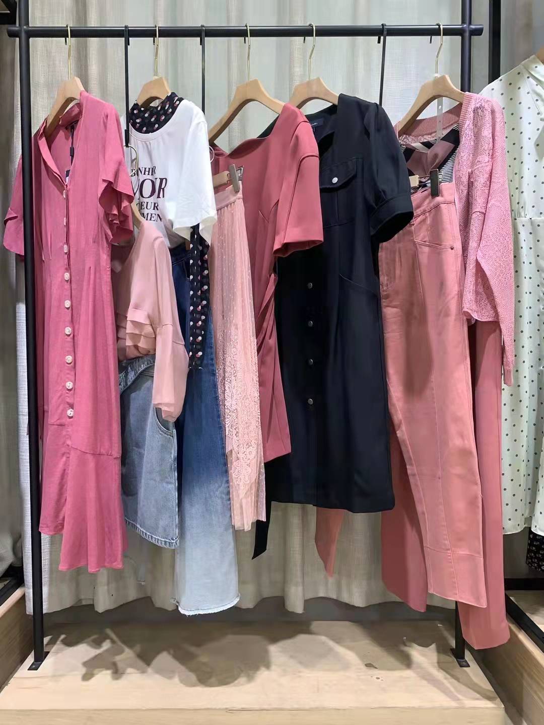 剪標(biāo)女裝芮瑪 2022 春夏品牌女裝折扣尾貨貨源批發(fā)渠道