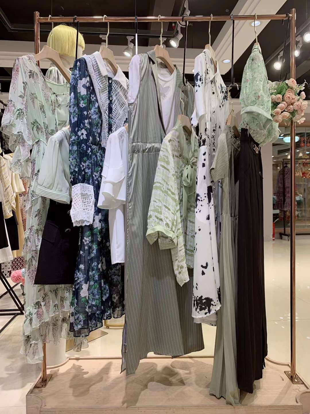 深圳原創(chuàng)設計師品牌無樣22夏大 牌折扣清倉專柜正 品女裝淘寶直播貨源供應商